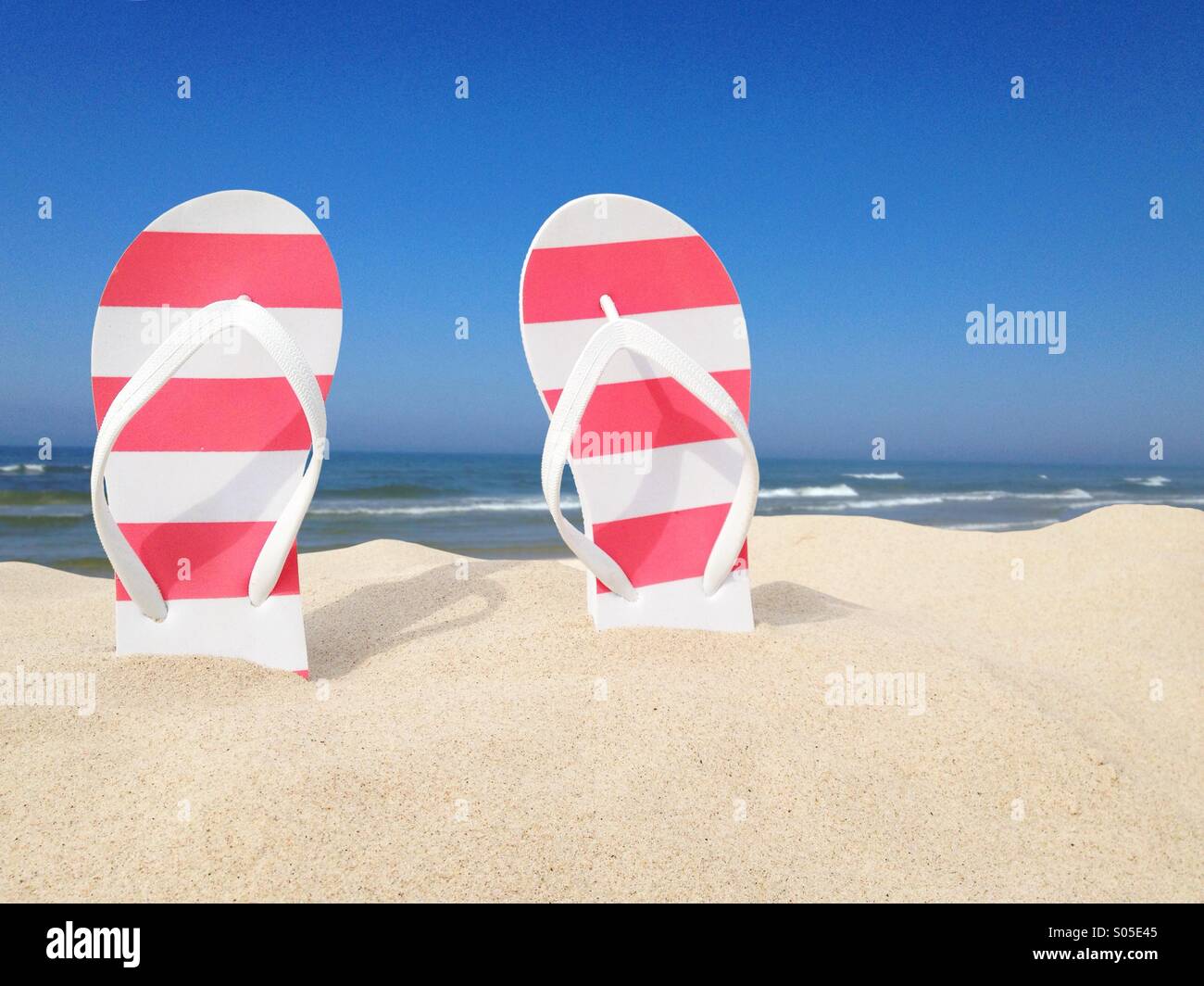 Tongs sur la plage Banque D'Images