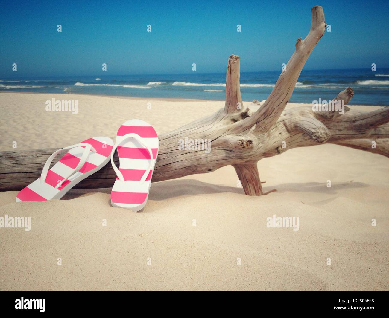 Paysage de mer avec des tongs et des maisons en bois rond Banque D'Images