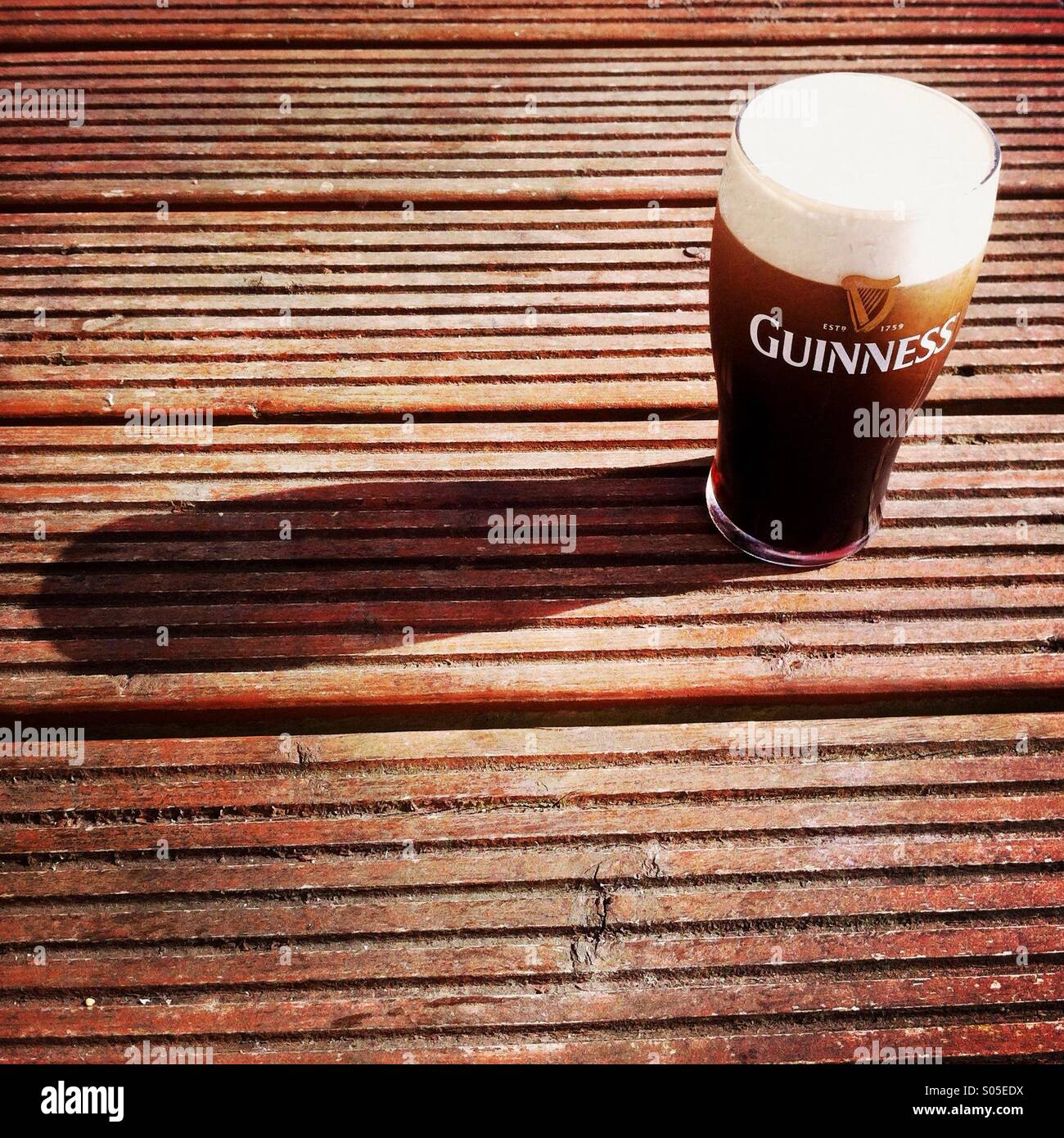 Une pinte de Guinness sur une table. Waterville, Irlande. Banque D'Images