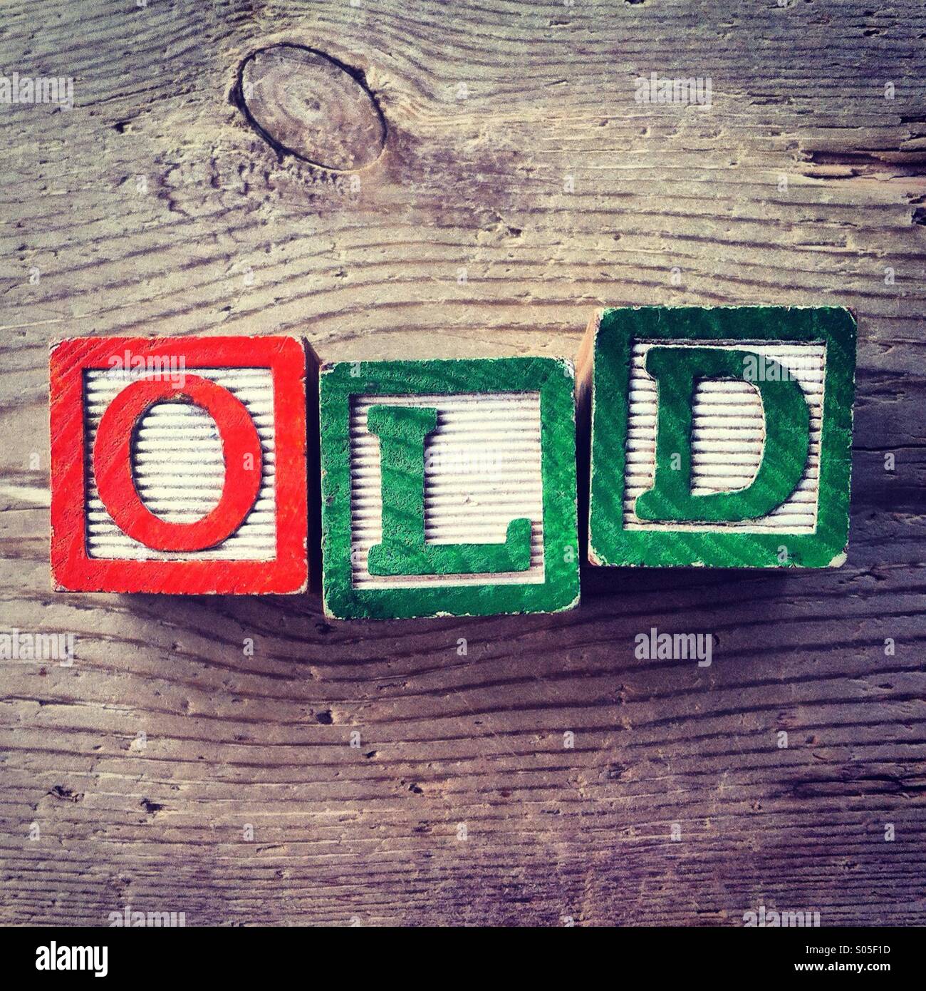 C'est une photo de quelques blocs de bois avec lettre sur ceux qui sont combinés pour créer le mot vieux Banque D'Images