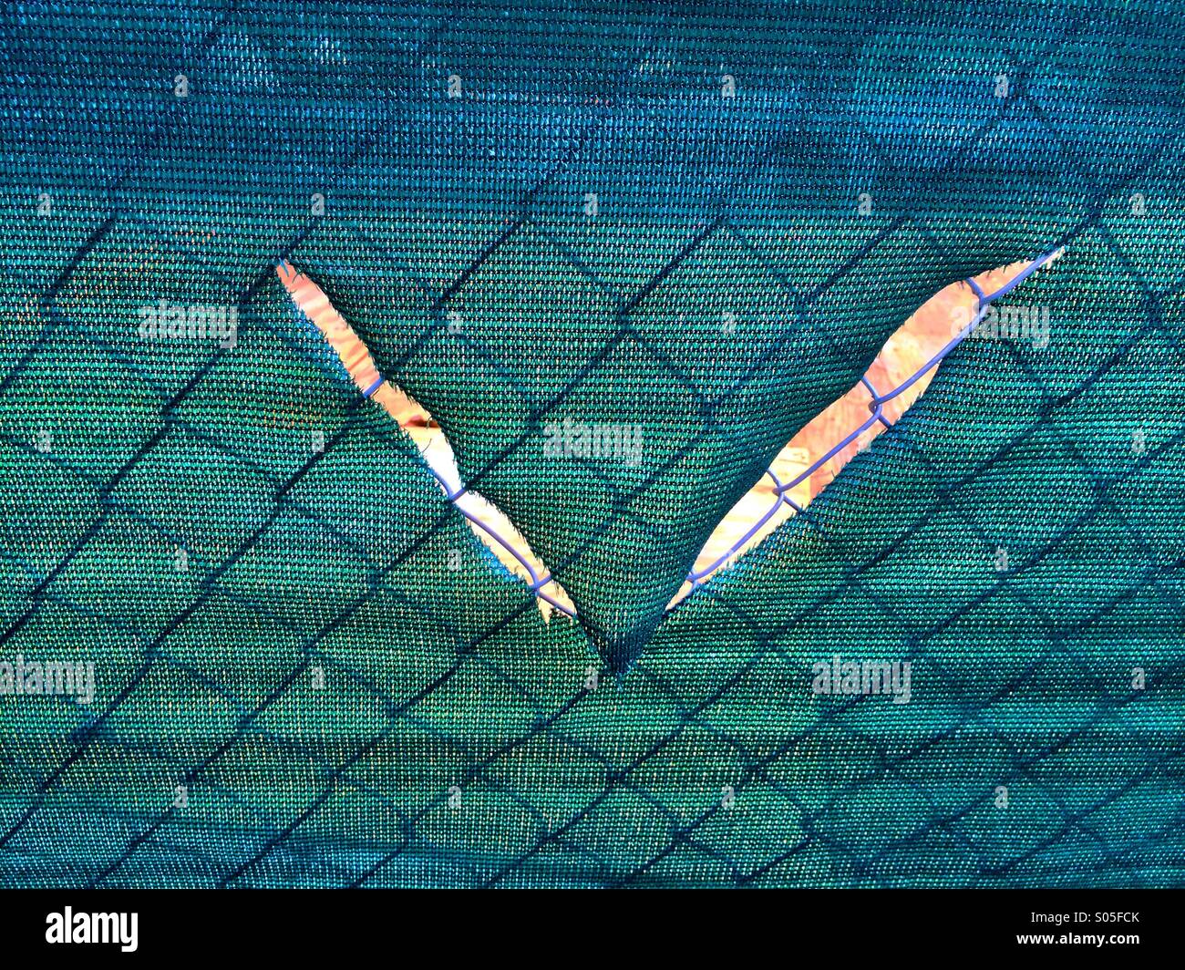 Le Mal Des Yeux Dans Une Feuille De Plastique Déchiré Photo Stock - Alamy