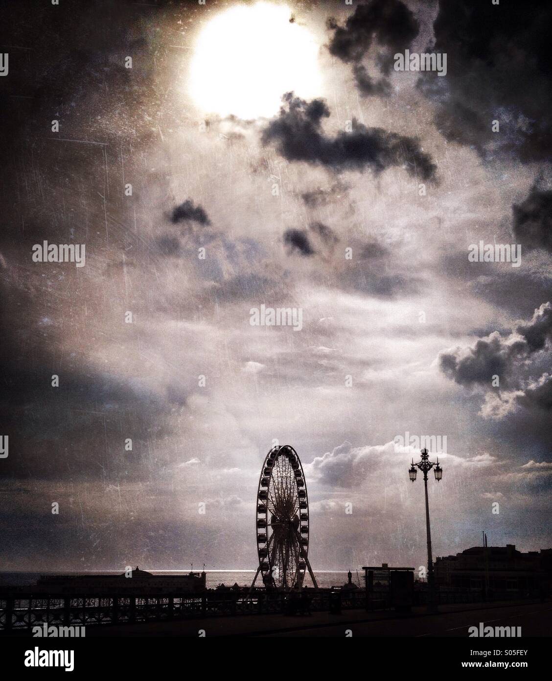 Roue de Brighton sous un ciel d'orage Banque D'Images