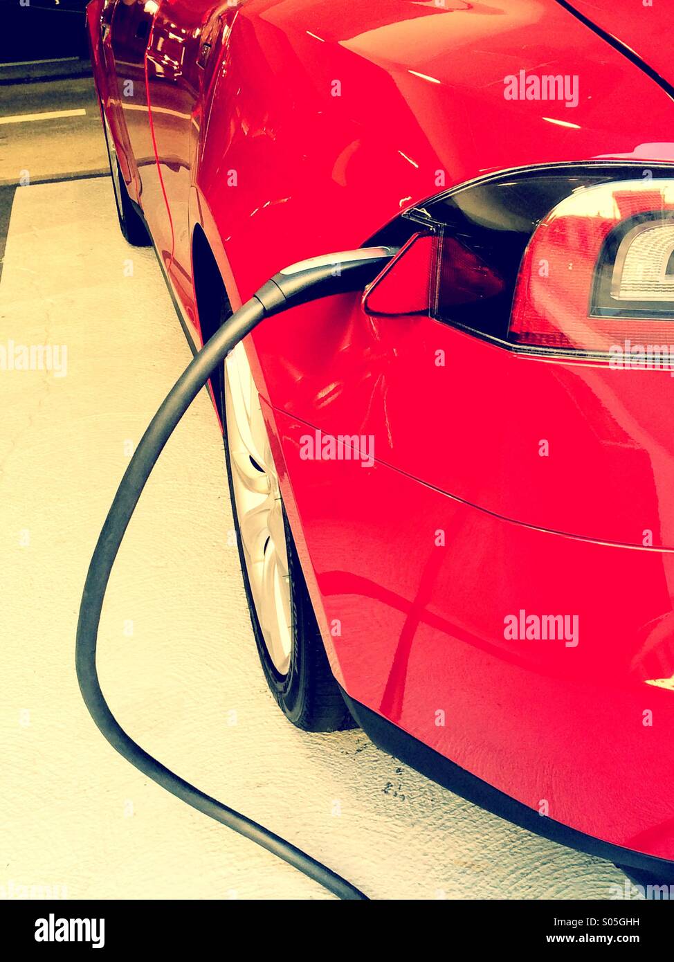 Recharge Tesla Model S - Image de stock capturée avec un smartphone
