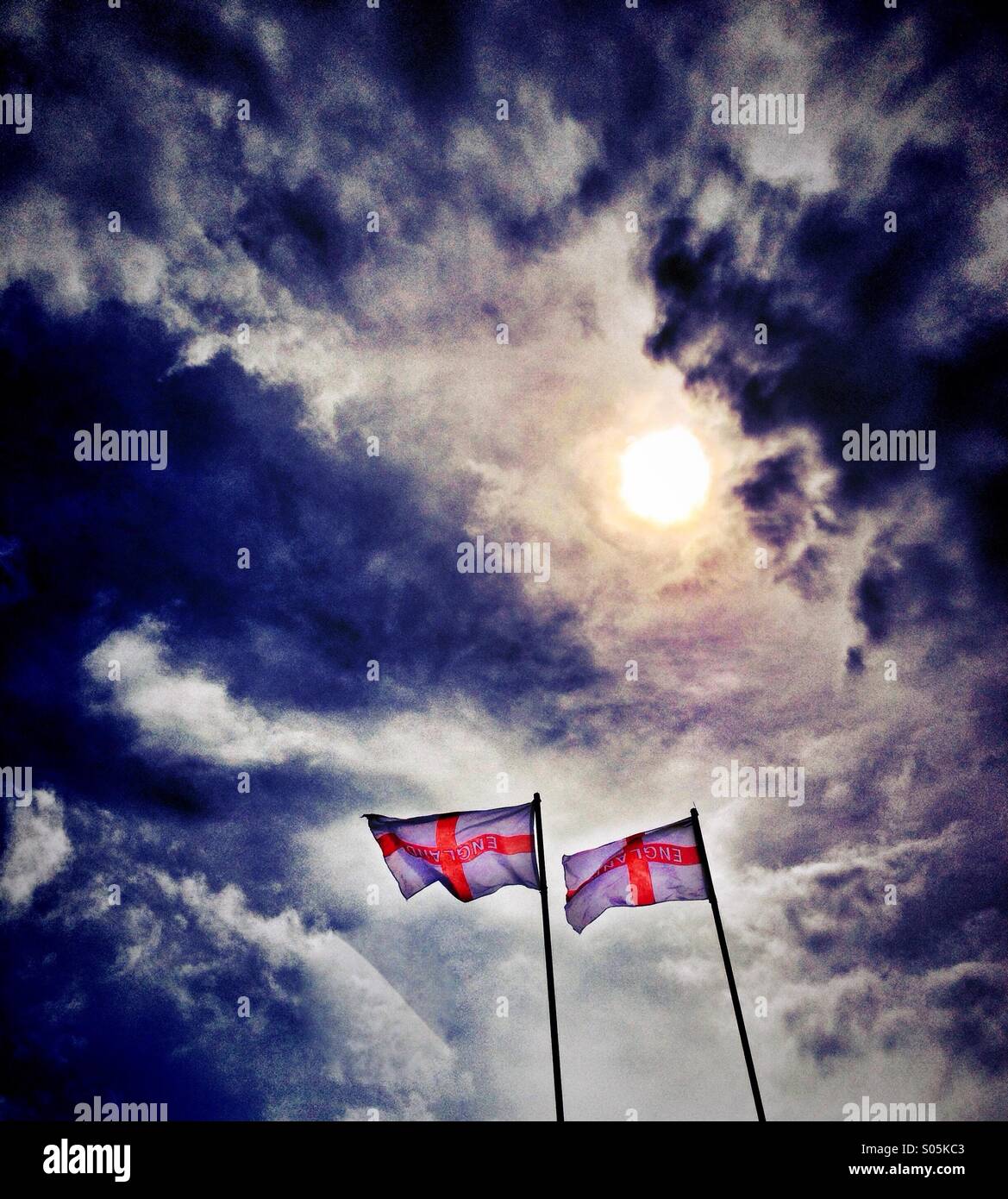 L'Angleterre deux drapeaux blowing in wind contre ciel dramatique - Image de stock capturée avec un smartphone
