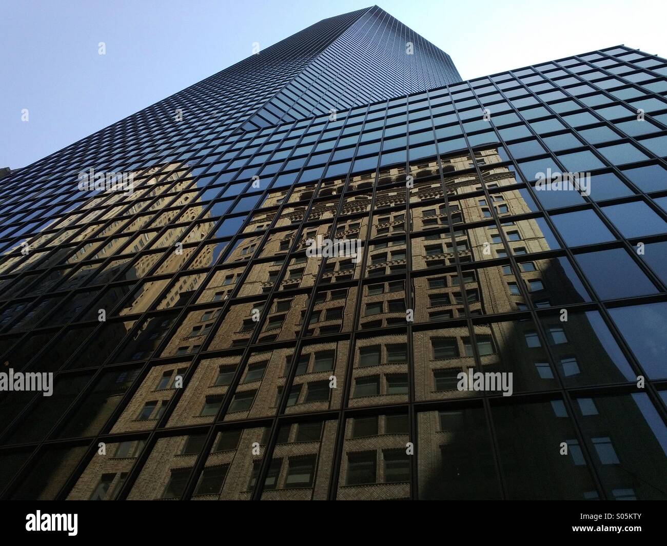 Réflexion : les immeubles de bureaux dans le centre de Manhattan - Murray Hill - Image de stock capturée avec un smartphone