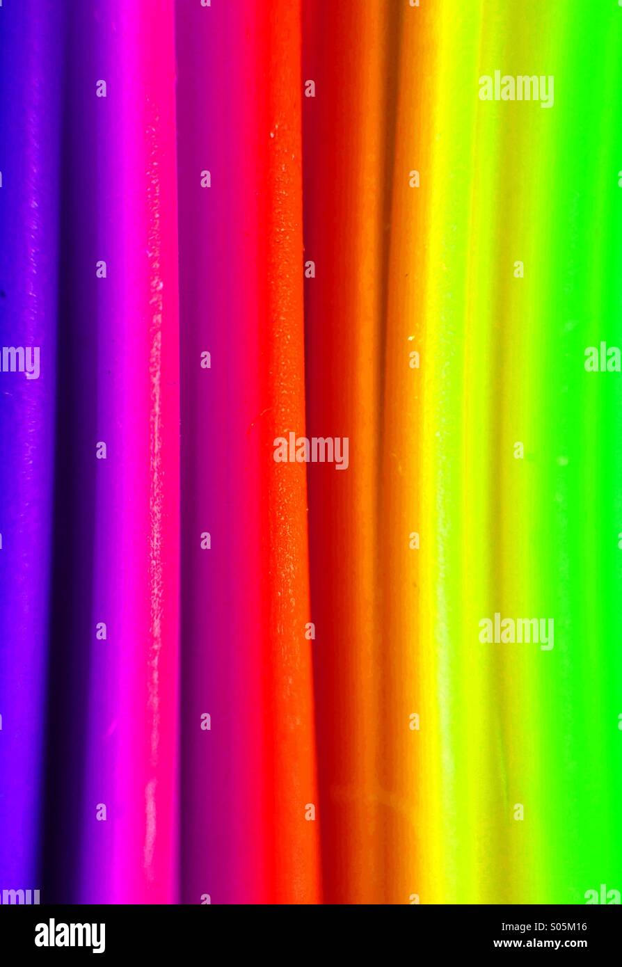 La photo en gros plan d'une spatule en silicone avec un effet arc-en-ciel Banque D'Images