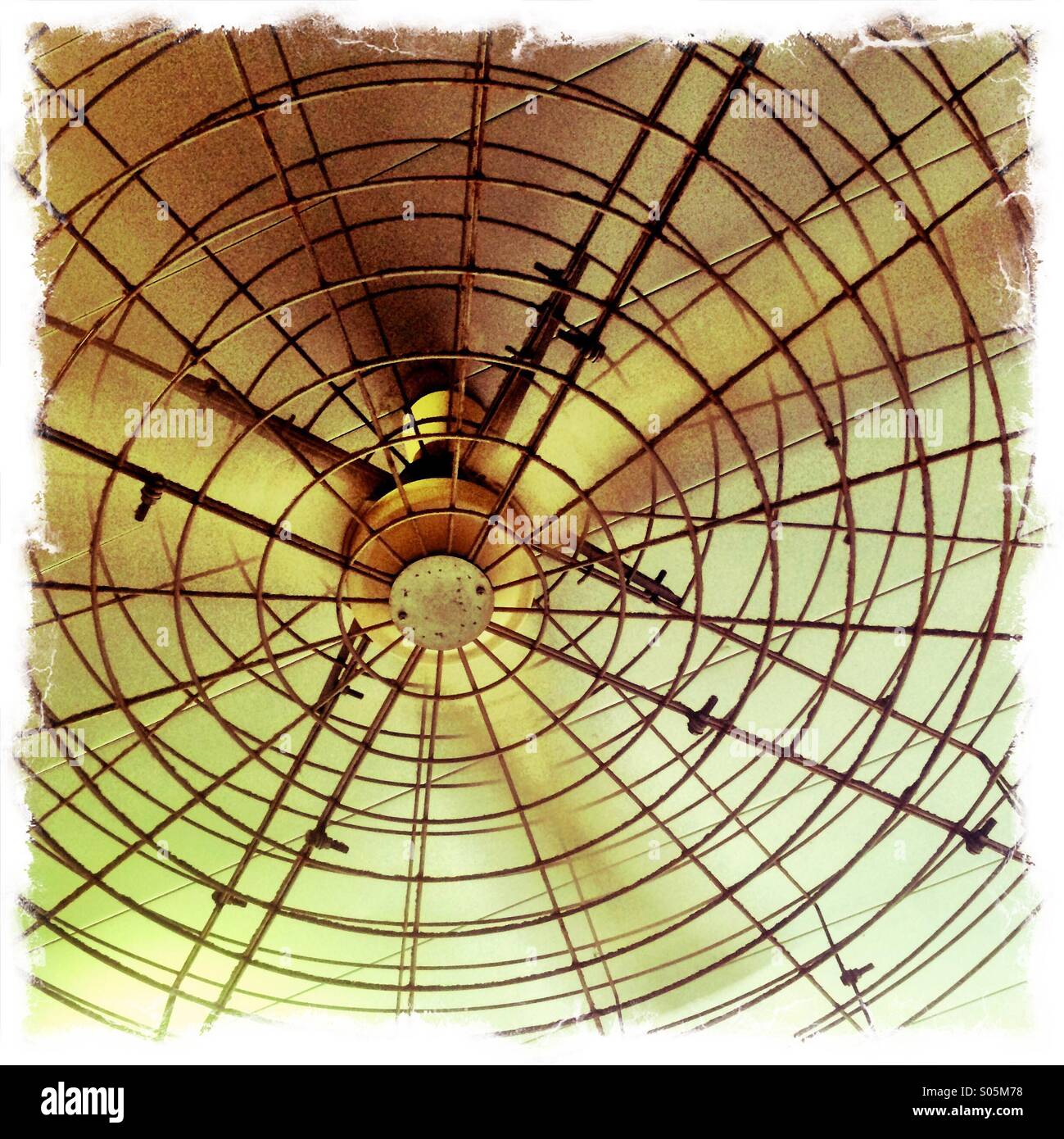 Ventilateur de plafond en cage à l'extérieur à un arrêt de repos en France. - Image de stock capturée avec un smartphone