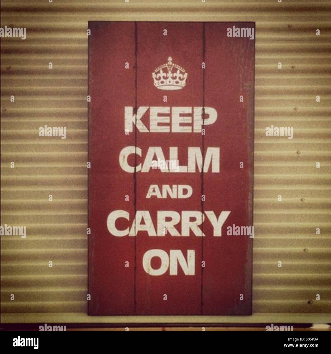 Keep calm and carry on wooden sign Banque D'Images