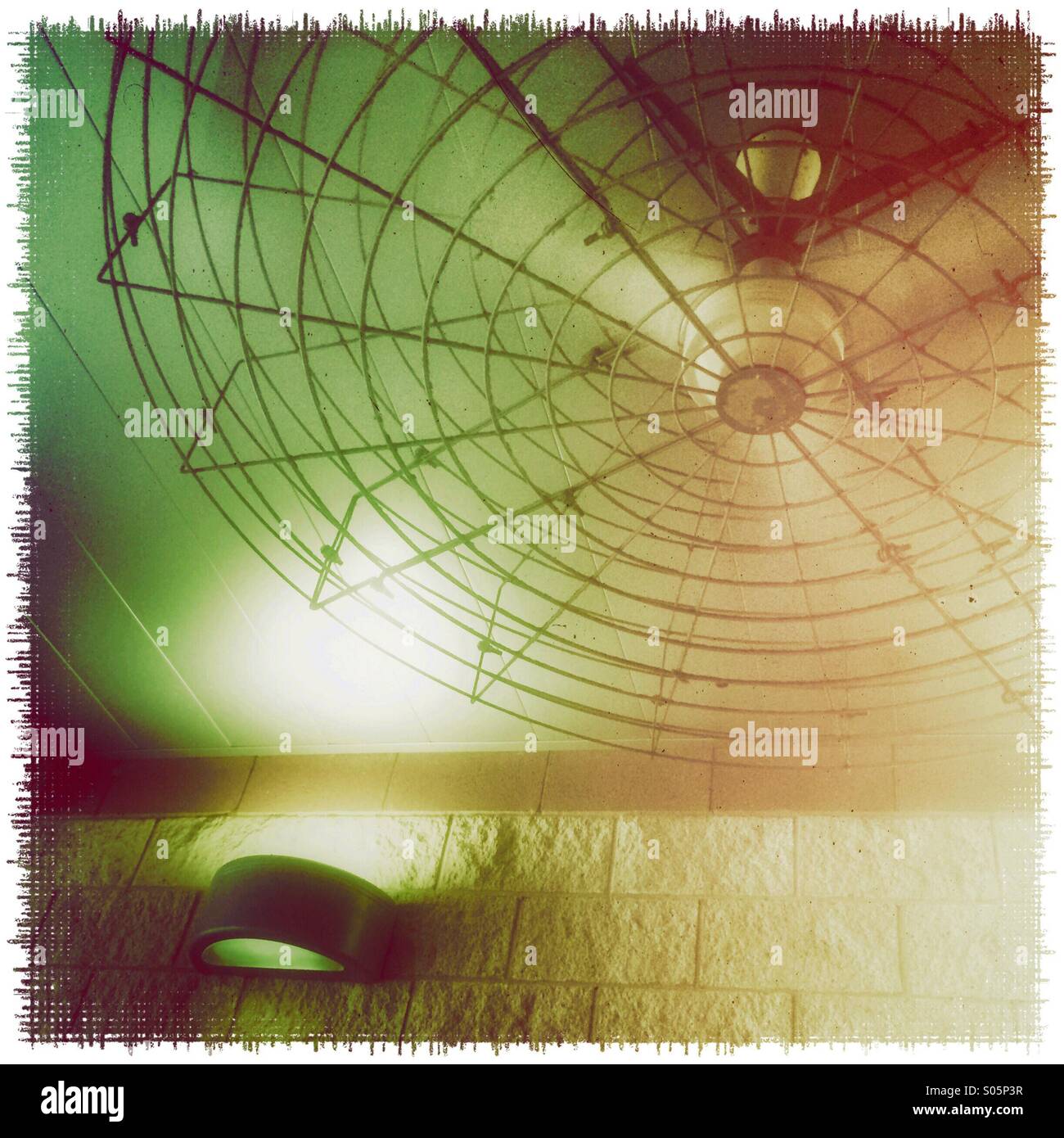 En cage à l'extérieur d'un ventilateur de plafond et une lumière. - Image de stock capturée avec un smartphone