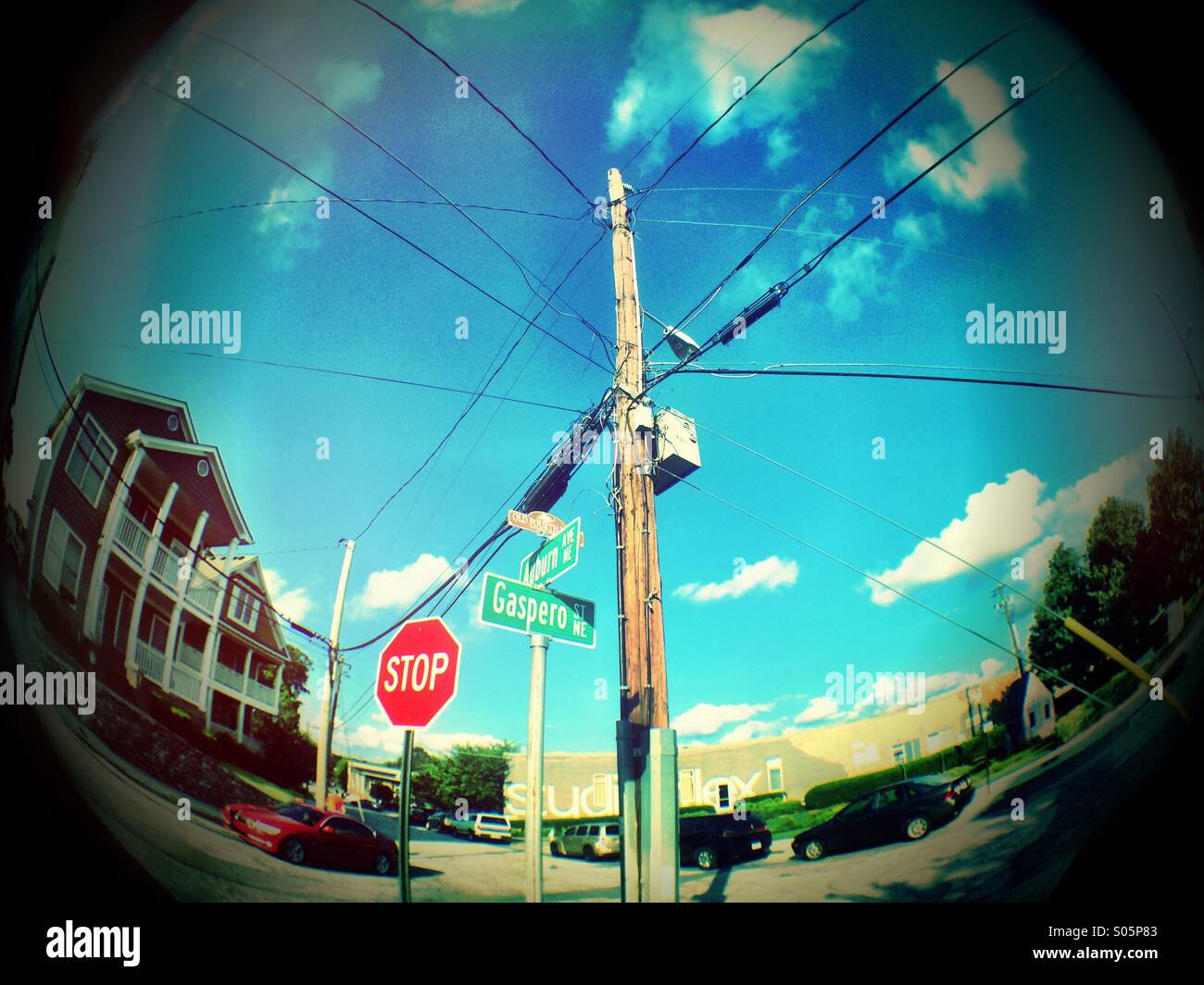 Un objectif fisheye vue de l'intersection de Gaspero Street N.E. Et Auburn Aveenue N.E. Dans la vieille Quatrième Ward, Atlanta, Géorgie. - Image de stock capturée avec un smartphone