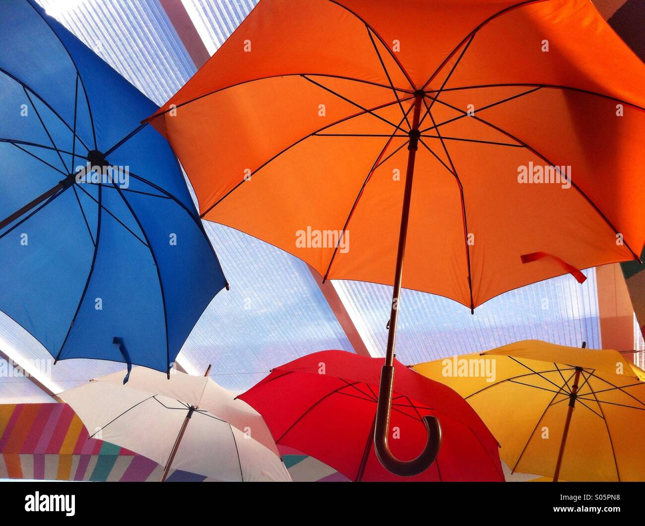 Maintenant le soleil de l'été. Une alternative bon marché et efficace de parasols. Banque D'Images