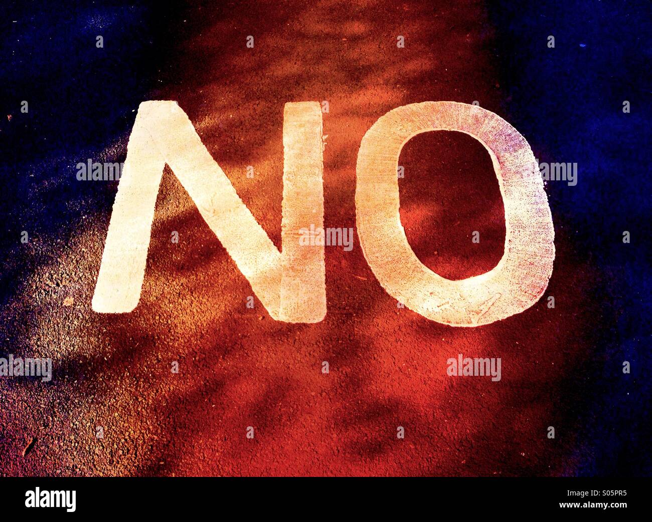Close up du mot 'non' sur l'asphalte Banque D'Images