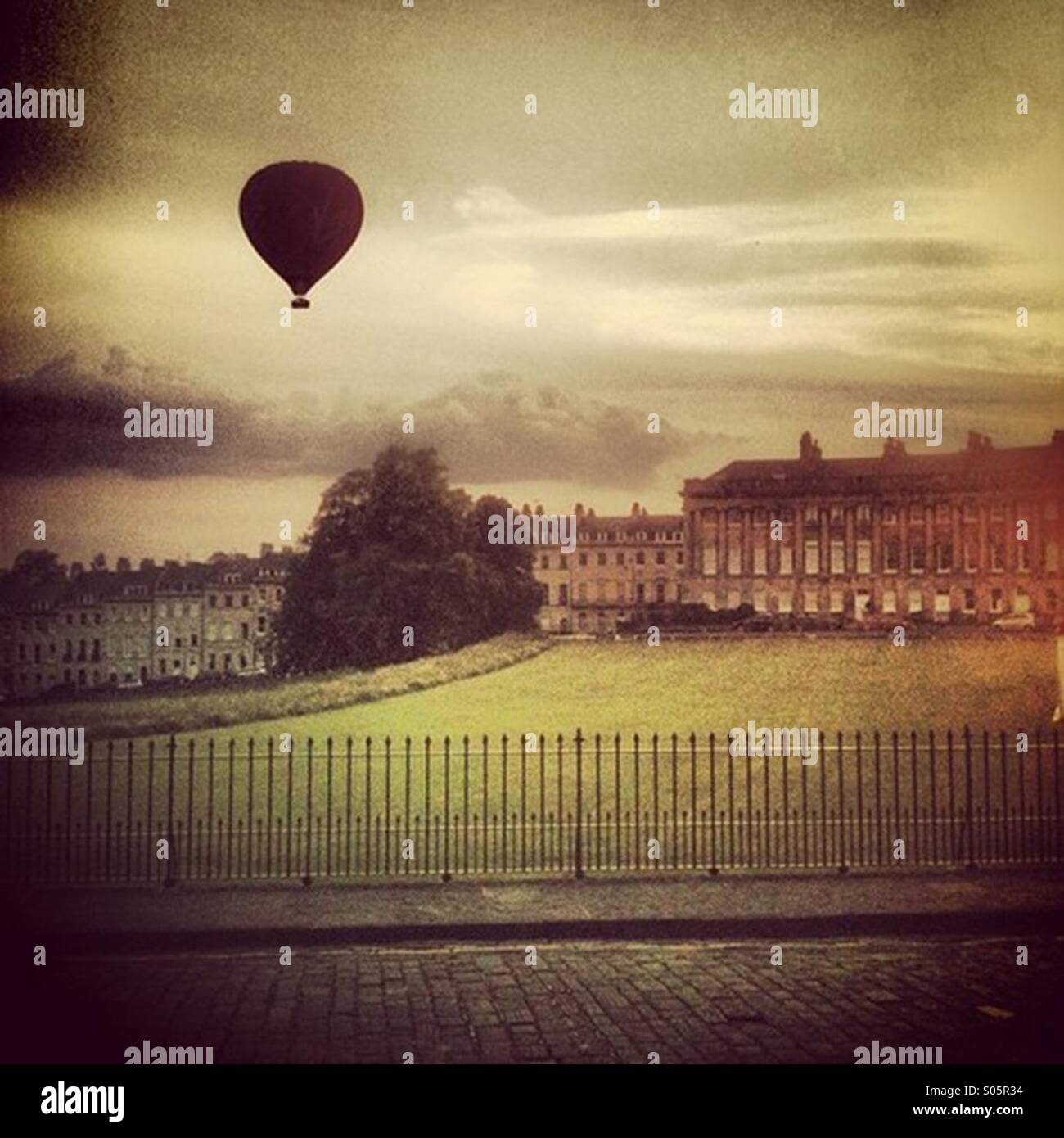 Vols en montgolfière au-dessus de la baignoire Royal Crescent. Bath, Somerset - Image de stock capturée avec un smartphone