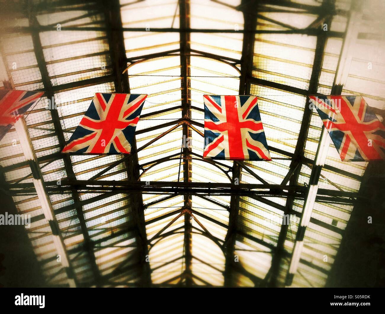 Union Jack drapeaux suspendus au-dessus - Image de stock capturée avec un smartphone