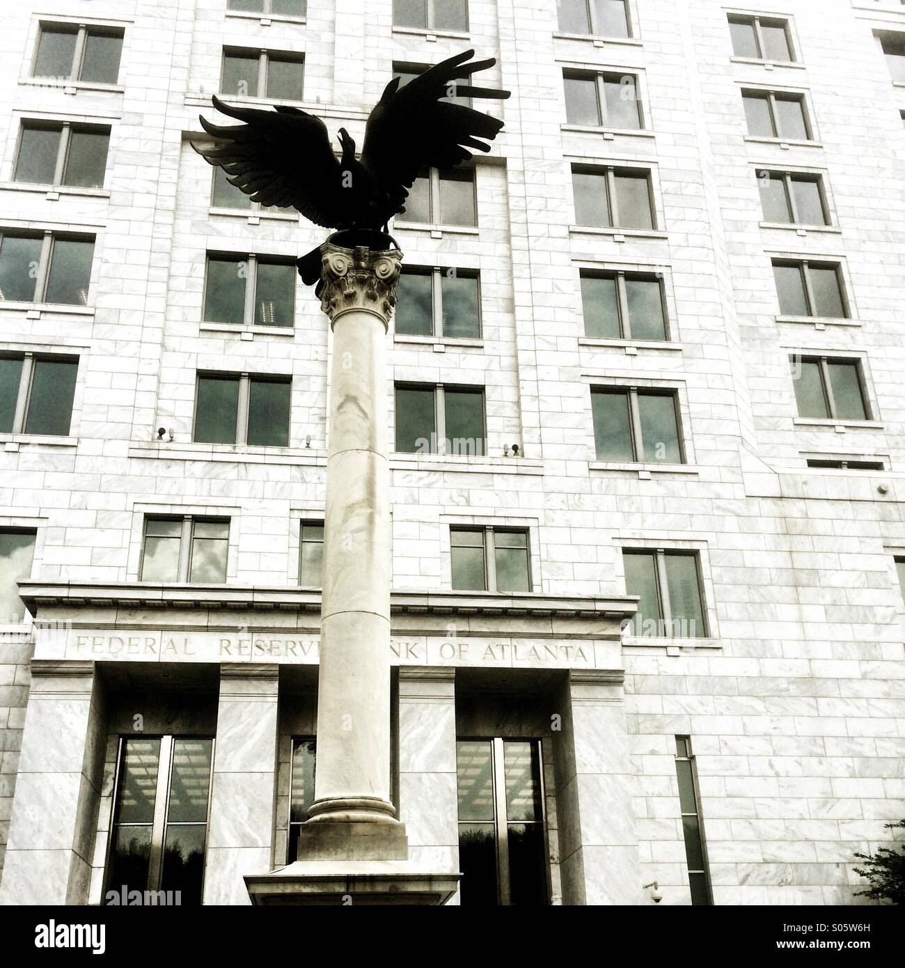 Aigle sur l'extérieur du pied la Réserve fédérale building à Atlanta, Géorgie. Banque D'Images