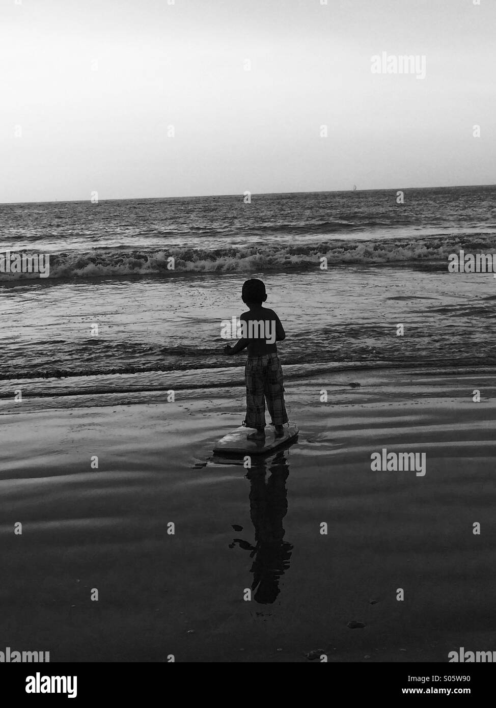 Garçon à la plage de surf Banque D'Images