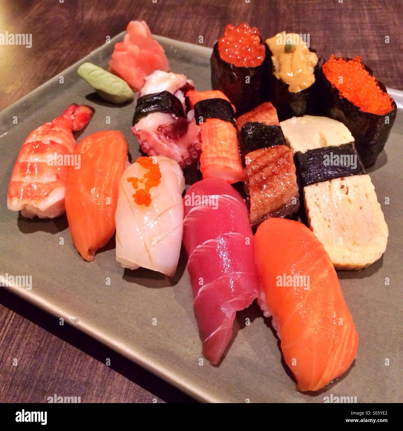 Plat japonais de sushis assortis Banque D'Images