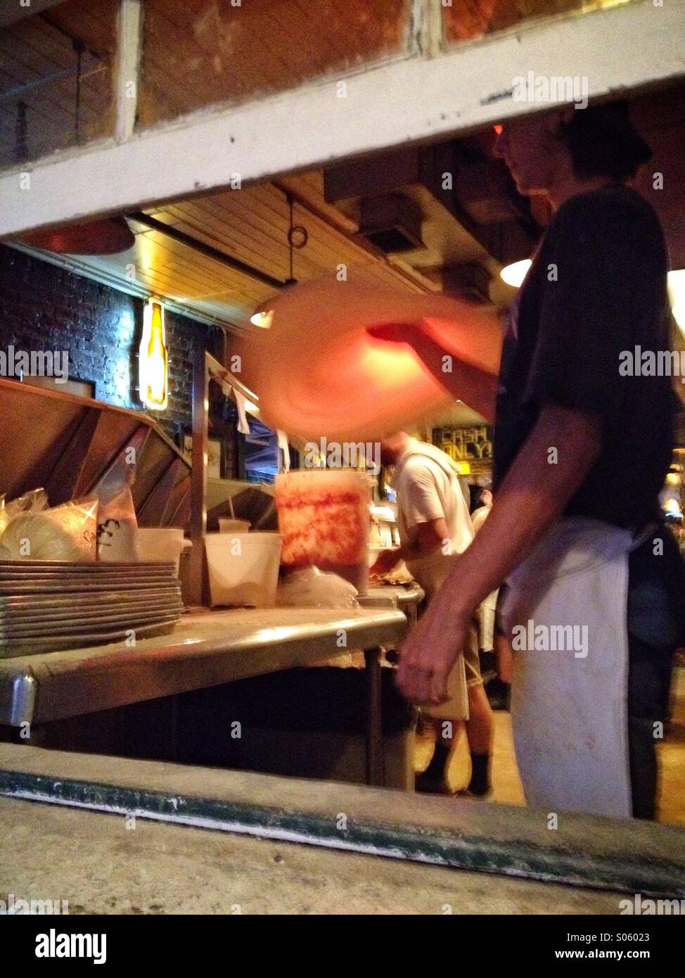 Une pizza baker tourne son pie à Vinnie Van Go Go's en centreville de