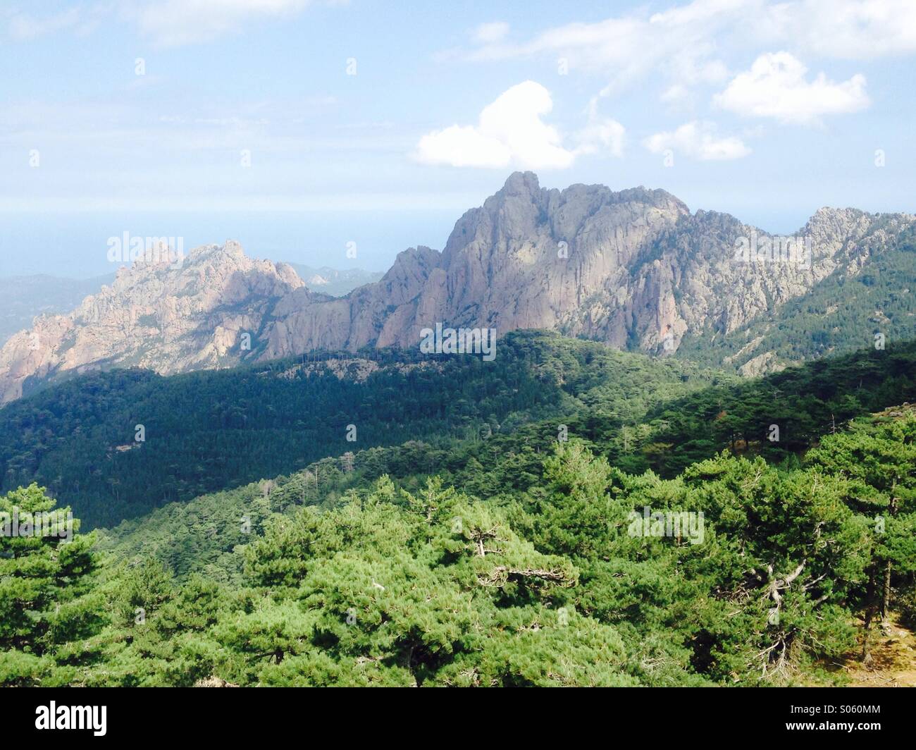 Voir,montagne corse, Aiguilles, bleu, le ciel, l'air frais, de haut, maison de vacances, touristes, alpinistes, montagnes, plus de 1000 mètres de haut. La vue depuis la montagne corse de Bavella, juillet 2014. Banque D'Images