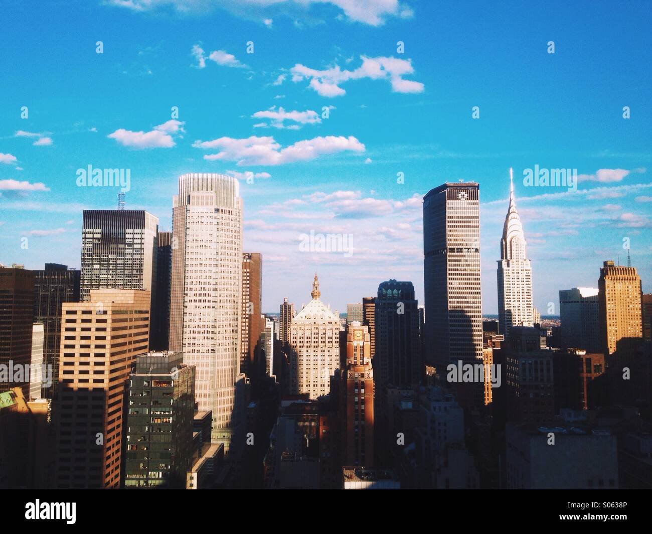 Construction massive de gratte-ciel dans midtown Manhattan - Image de stock capturée avec un smartphone