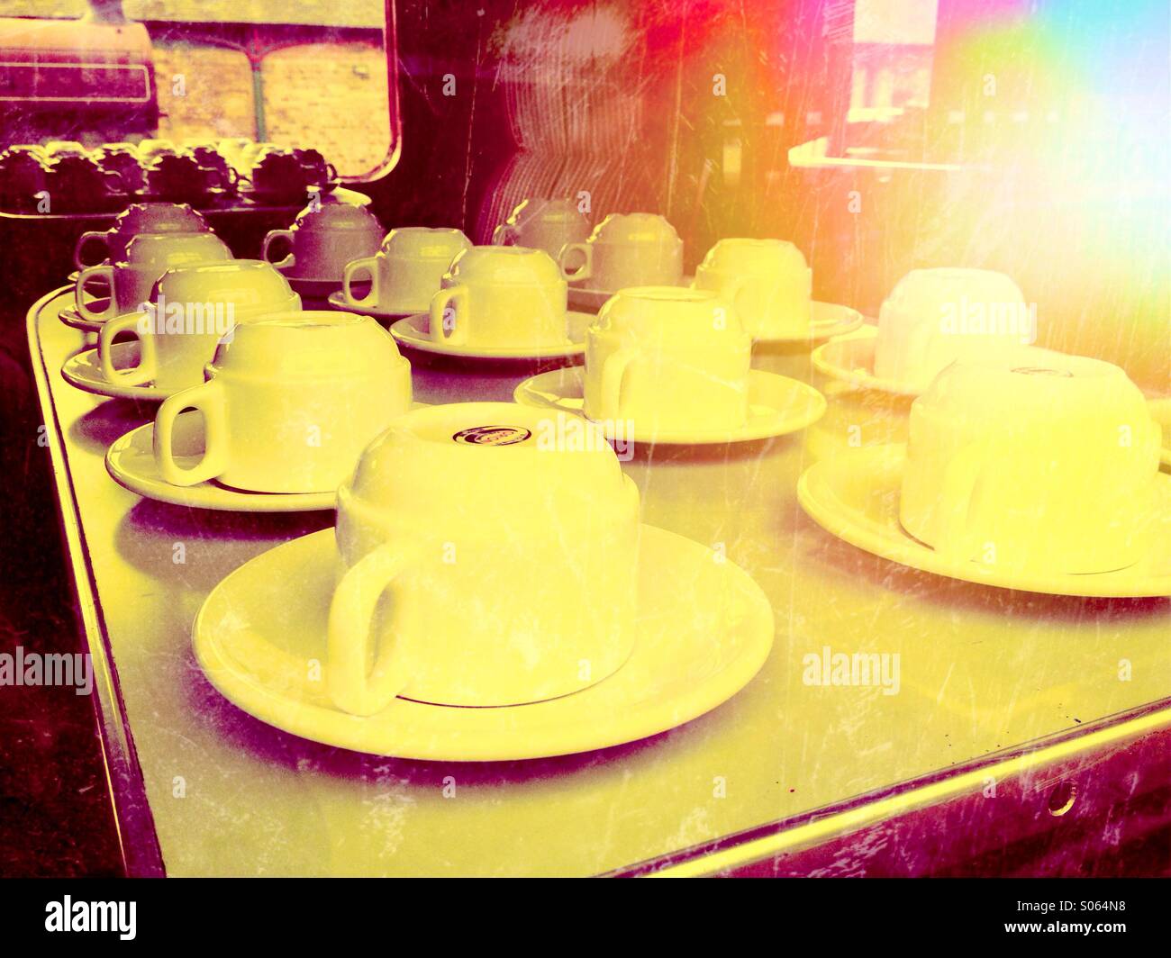 Tasses et soucoupes Vintage mis en place dans un train Banque D'Images