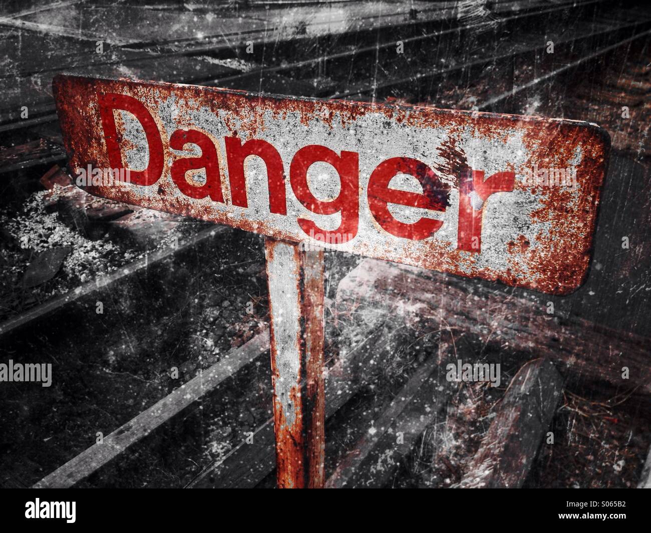 Close up d'un panneau de danger à une voie de chemin de fer Banque D'Images