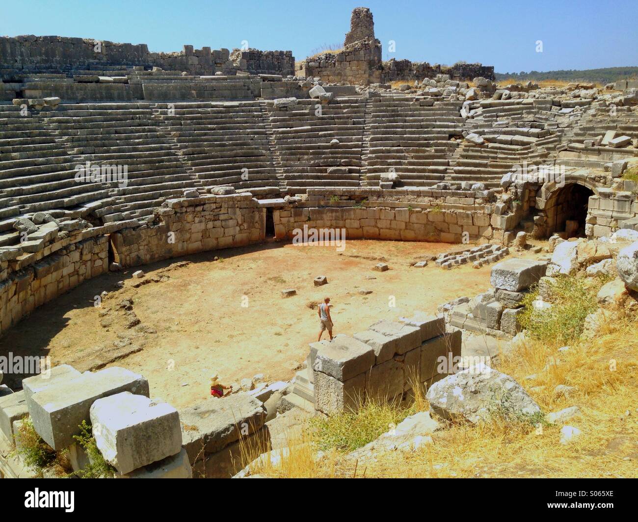 L'exploration touristique des ruines de l'amphithéâtre à Xanthos, Site du patrimoine mondial, la Turquie. Banque D'Images