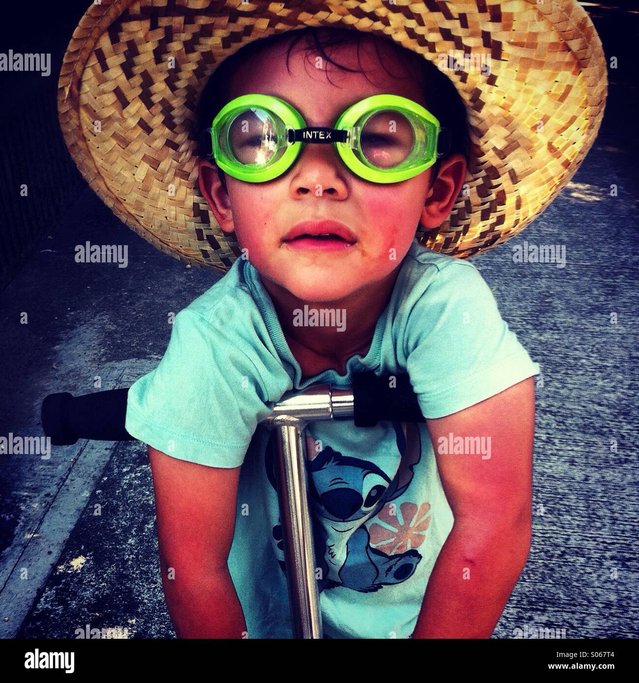 Petit garçon avec chapeau et lunettes Banque D'Images