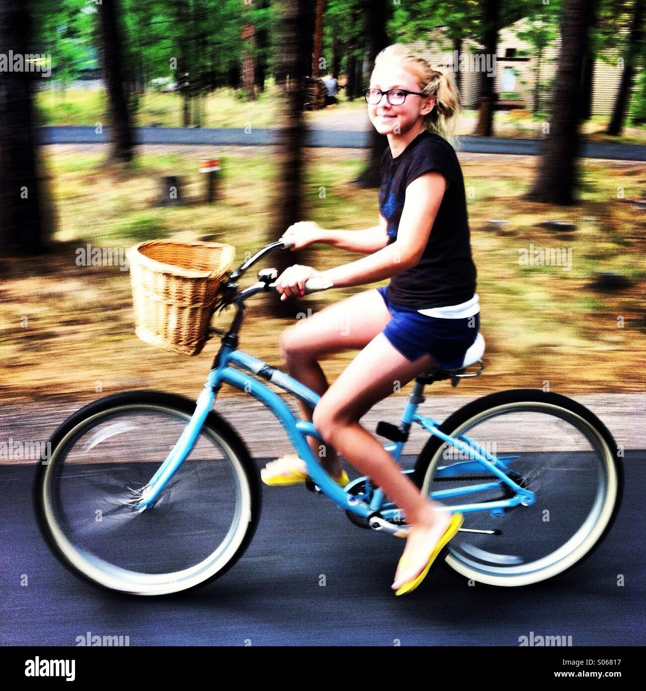Fille a velo Banque de photographies et d images a haute resolution Alamy