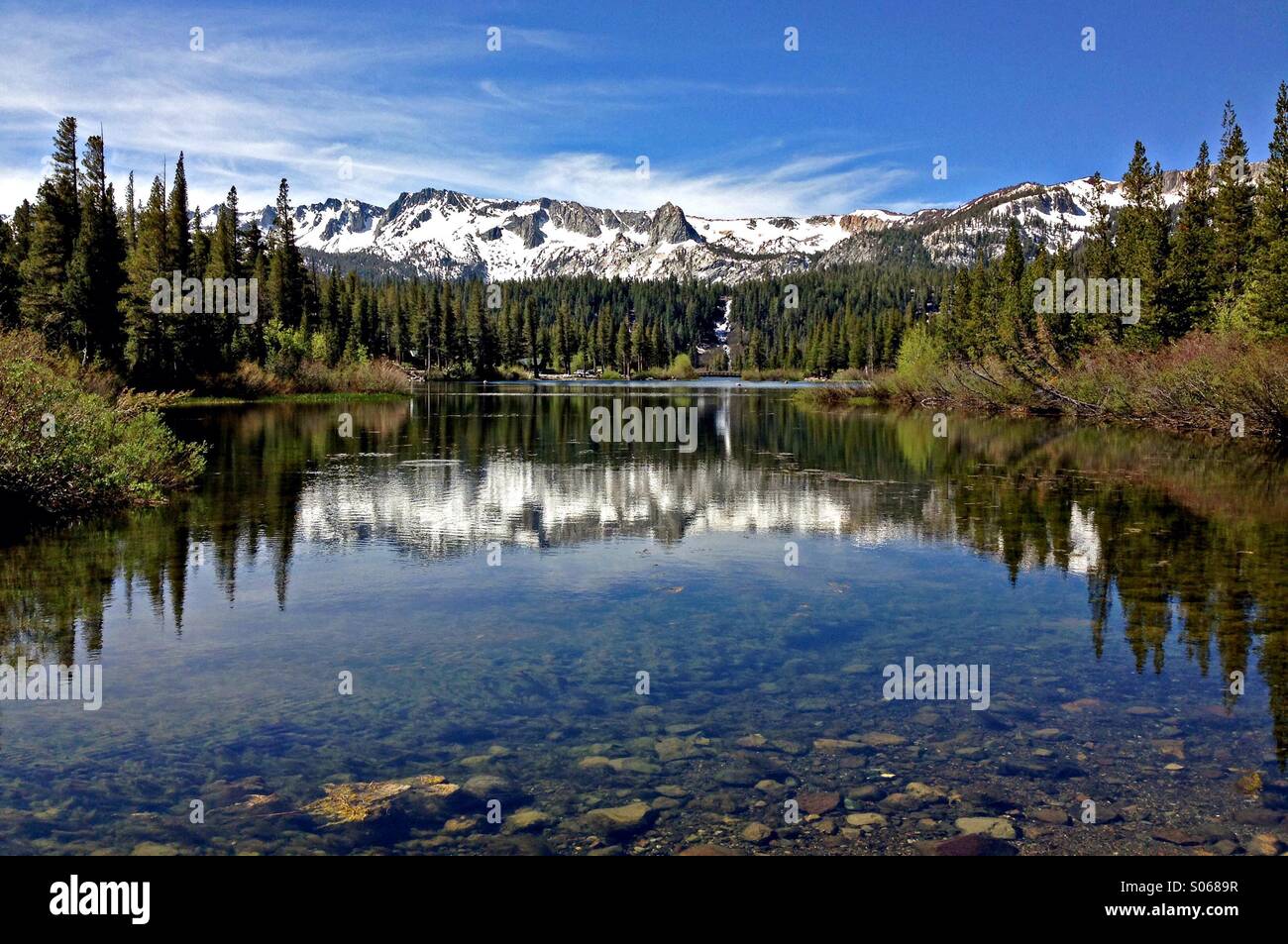 Lac de montagne réflexions - Image de stock capturée avec un smartphone