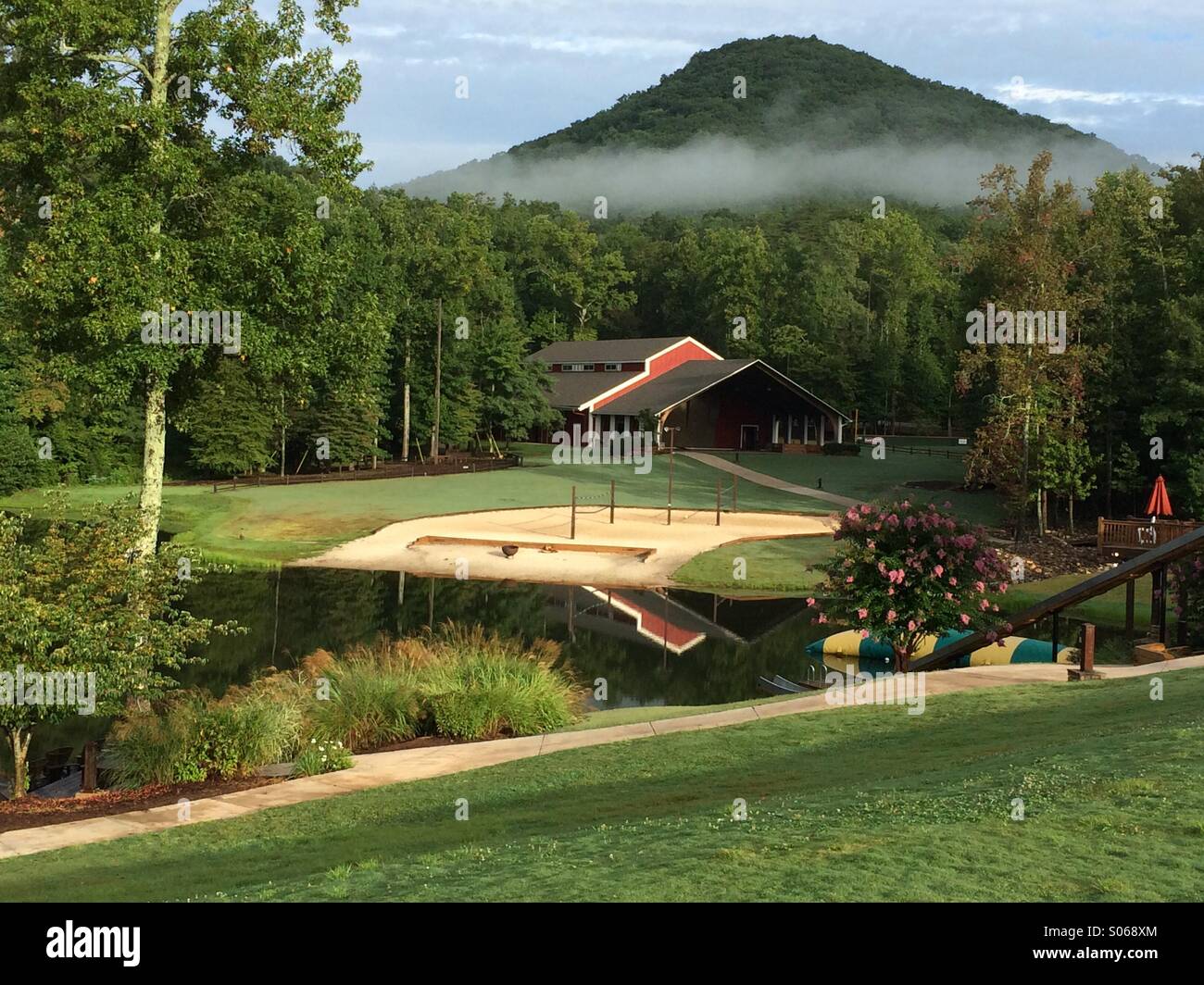 La brume matinale s'installe sous les sommets des montagnes à SharpTop Cove, à Jasper, en Géorgie. ÉTATS-UNIS. Banque D'Images