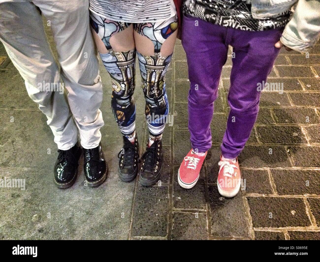Trois paires de pattes, une paire moyenne femme portant des bas inhabituel - Image de stock capturée avec un smartphone Trois paires de pattes, une paire moyenne femme portant des bas inhabituel - Image de stock capturée avec un smartphone