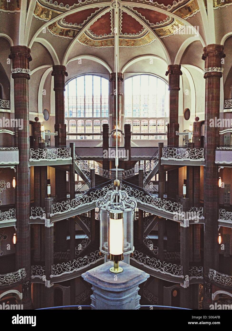Splendeur de l'Art Nouveau à l'intérieur du Landgericht building à Berlin-Mitte, Allemagne. - Image de stock capturée avec un smartphone