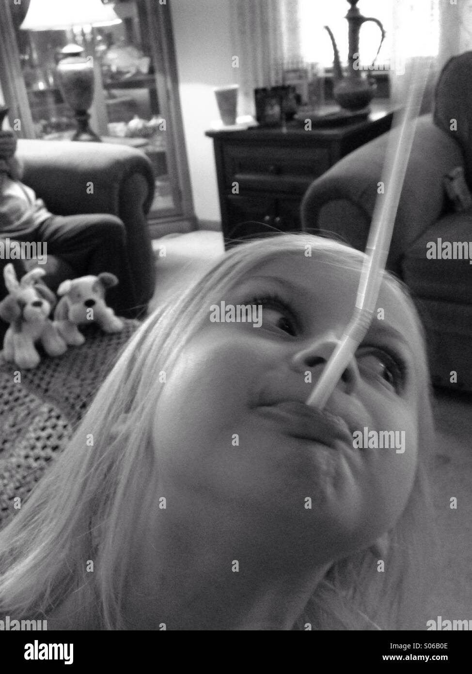 Une fille d'être ridicule avec une paille. Banque D'Images