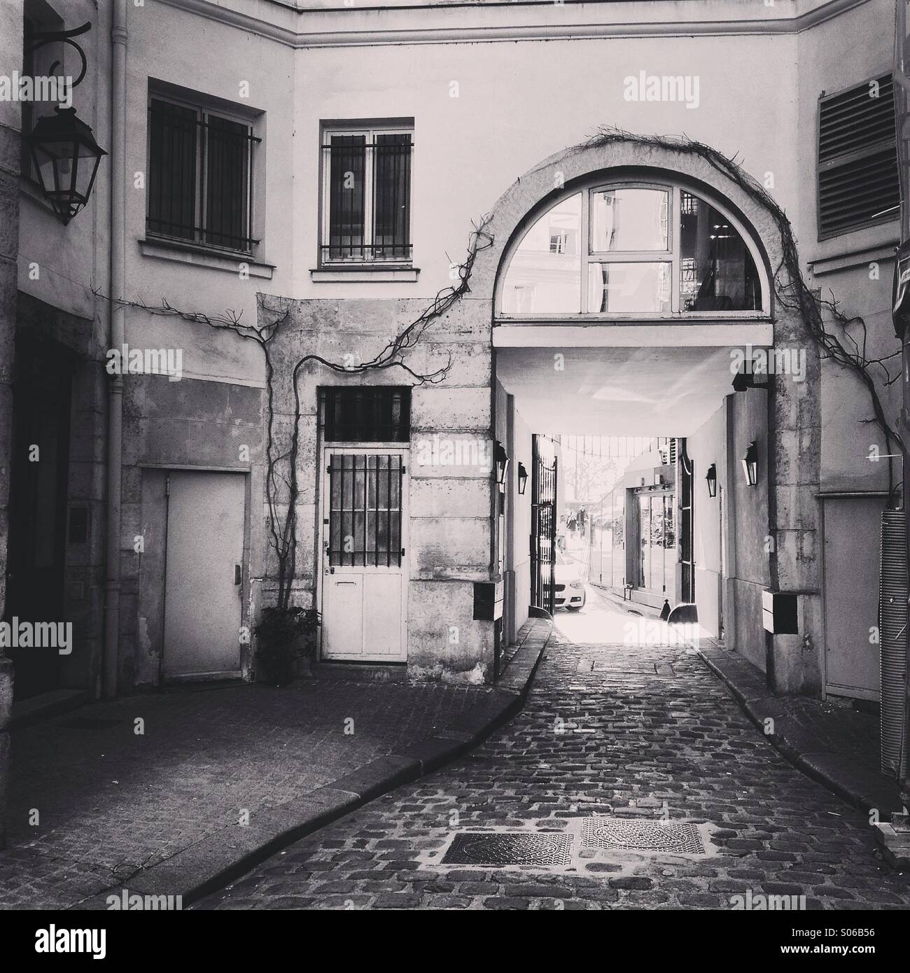 Cour intérieure à Paris, France - Image de stock capturée avec un smartphone