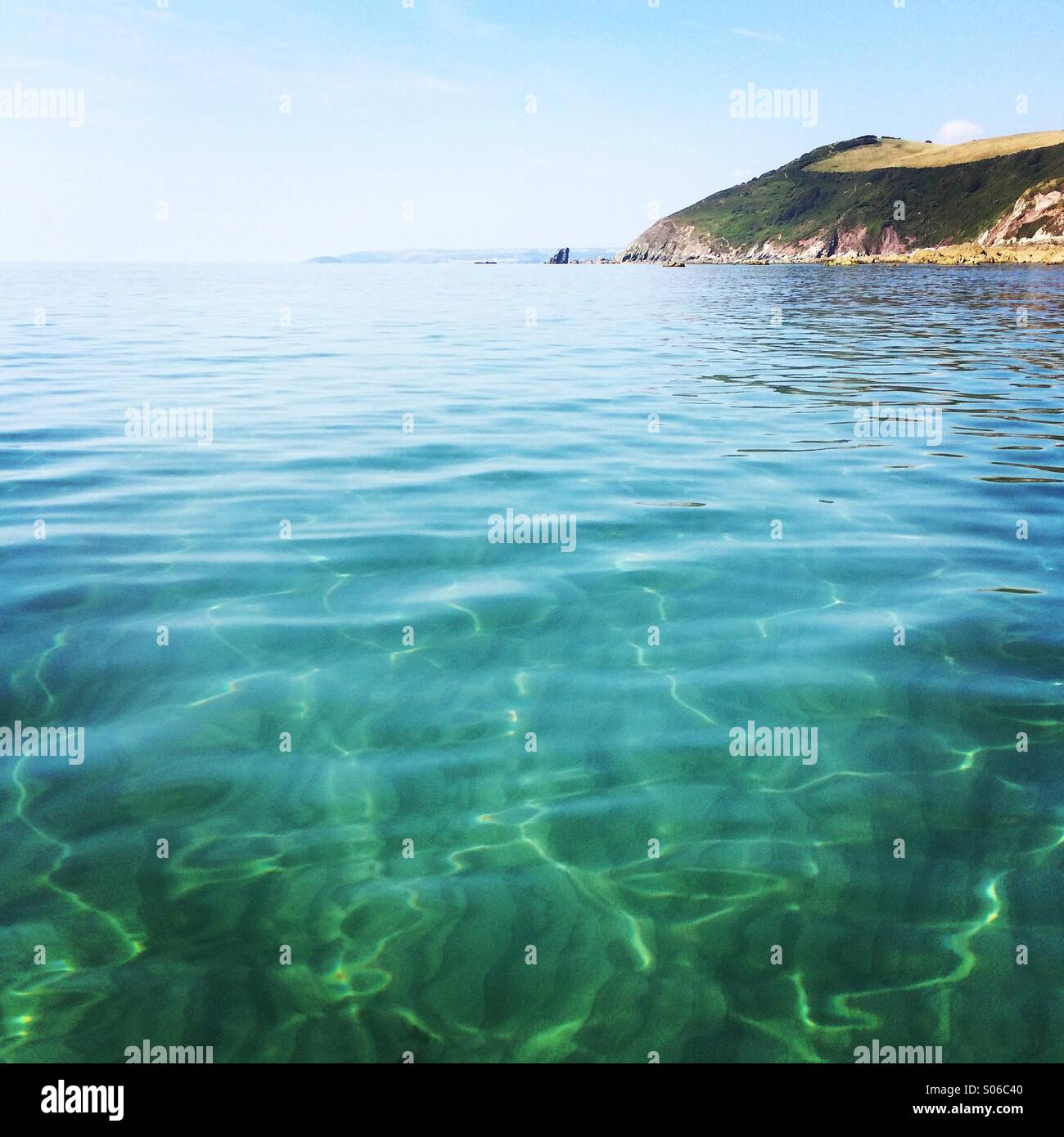 Clair de la mer et du ciel sur un jour d'été Banque D'Images