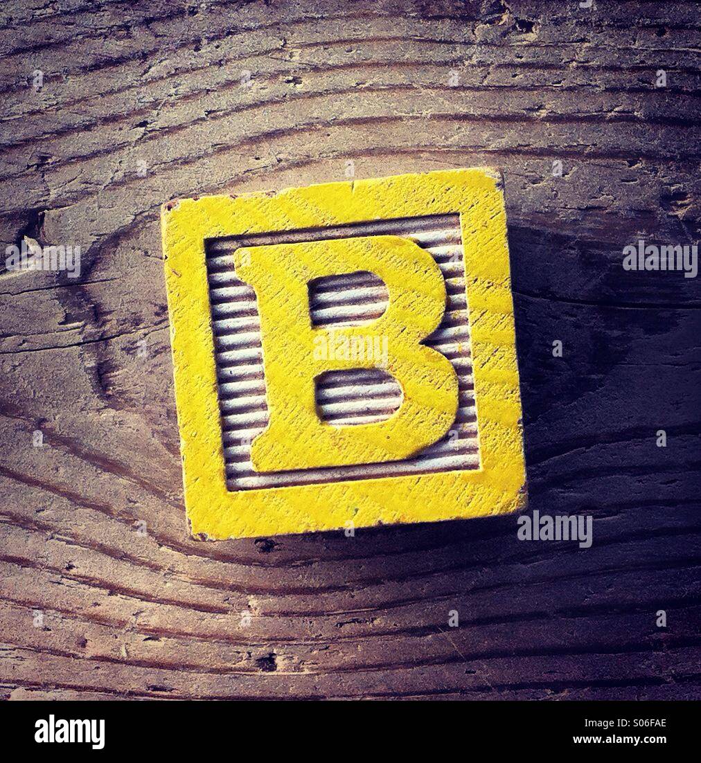 C'est un jouet sur bois avec un alphabet lettre sur elle : B Banque D'Images