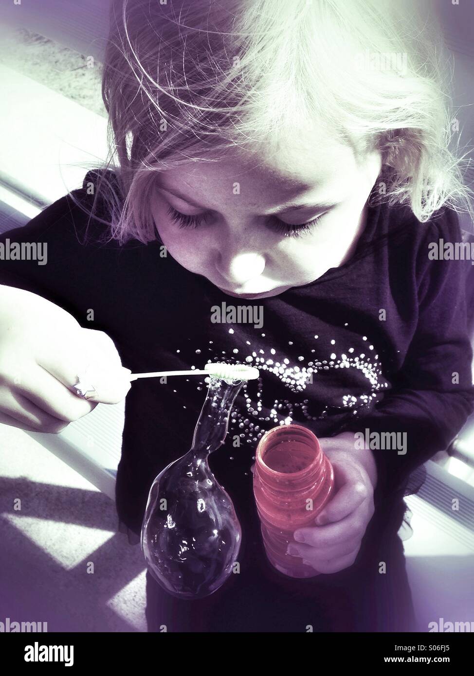 Blowing Bubble girl. Banque D'Images