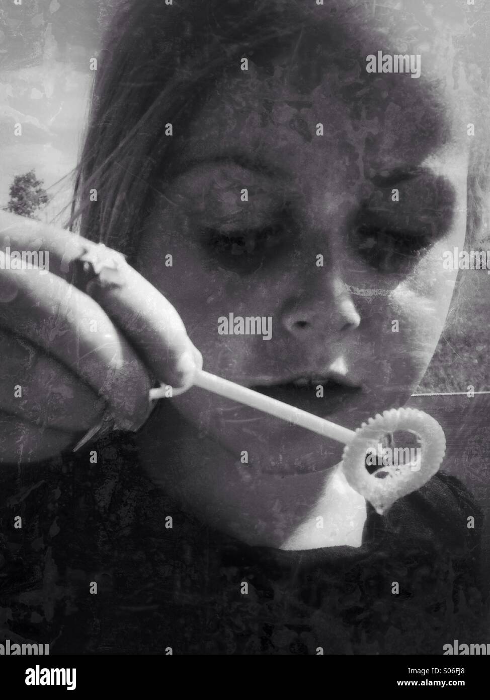 Une fille avec une bulle d'égoutture wand. Banque D'Images