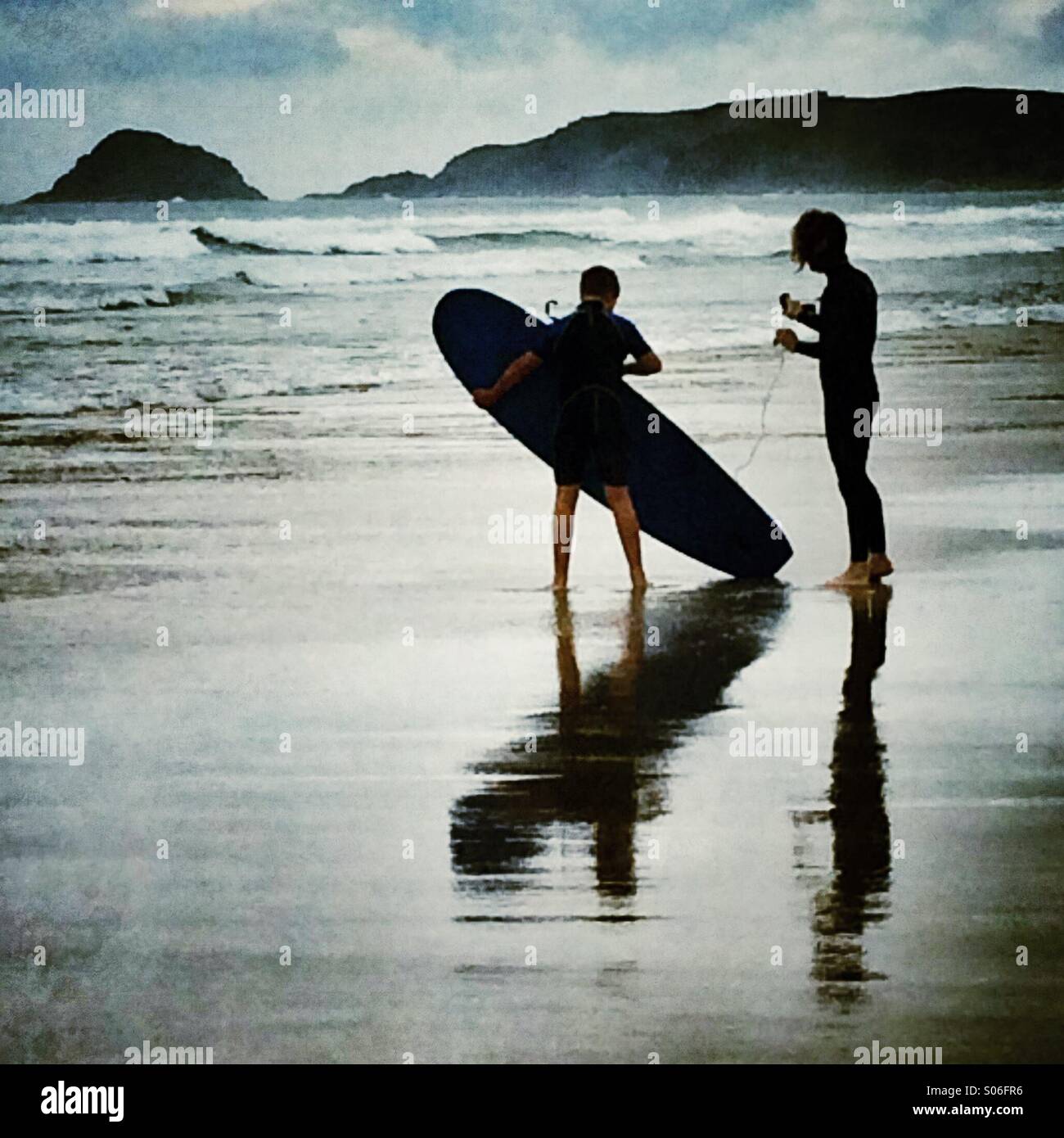 Surfers prépare à surf Banque D'Images