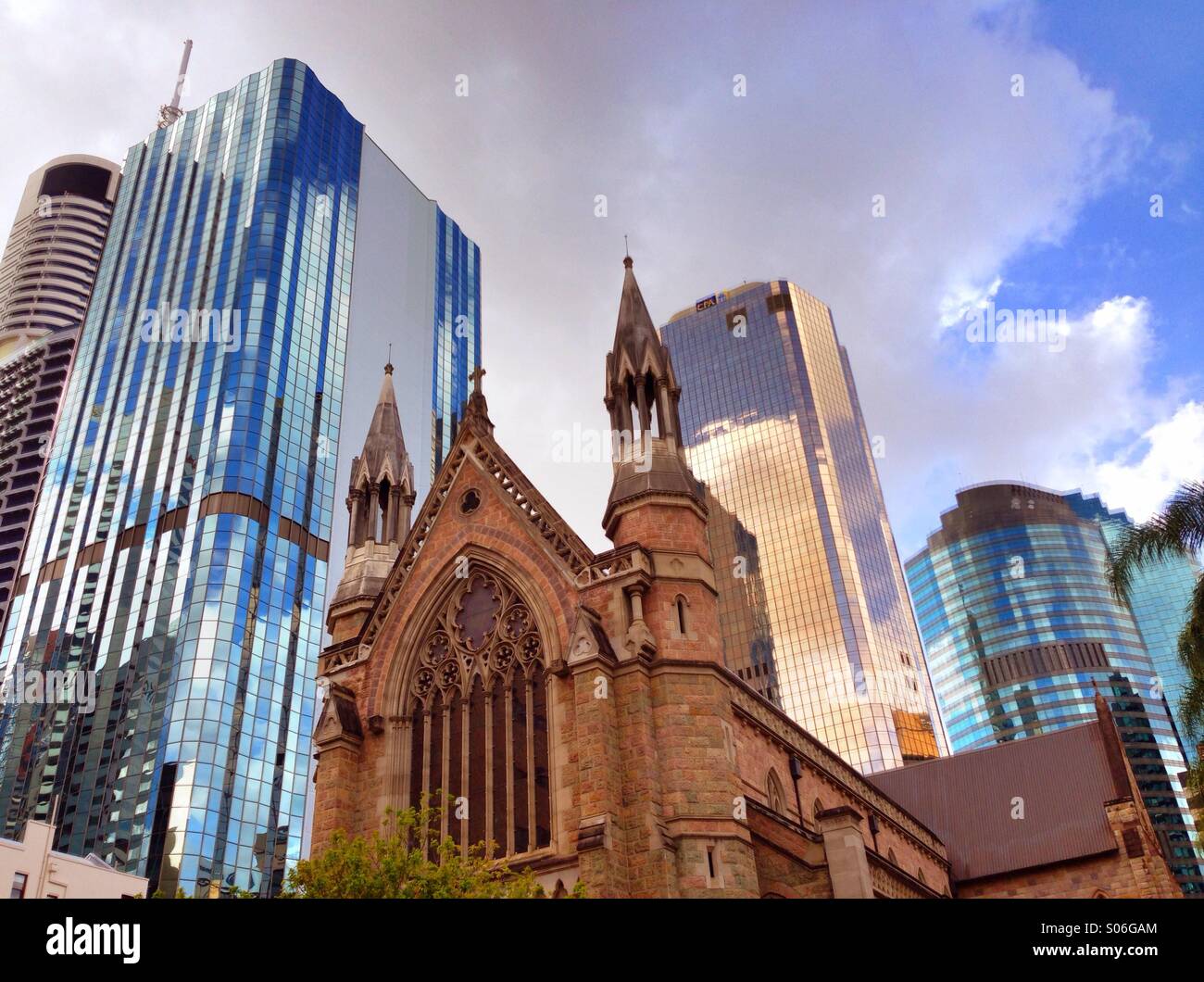 Église St Stephens à Brisbane avec les gratte-ciel modernes derrière Banque D'Images