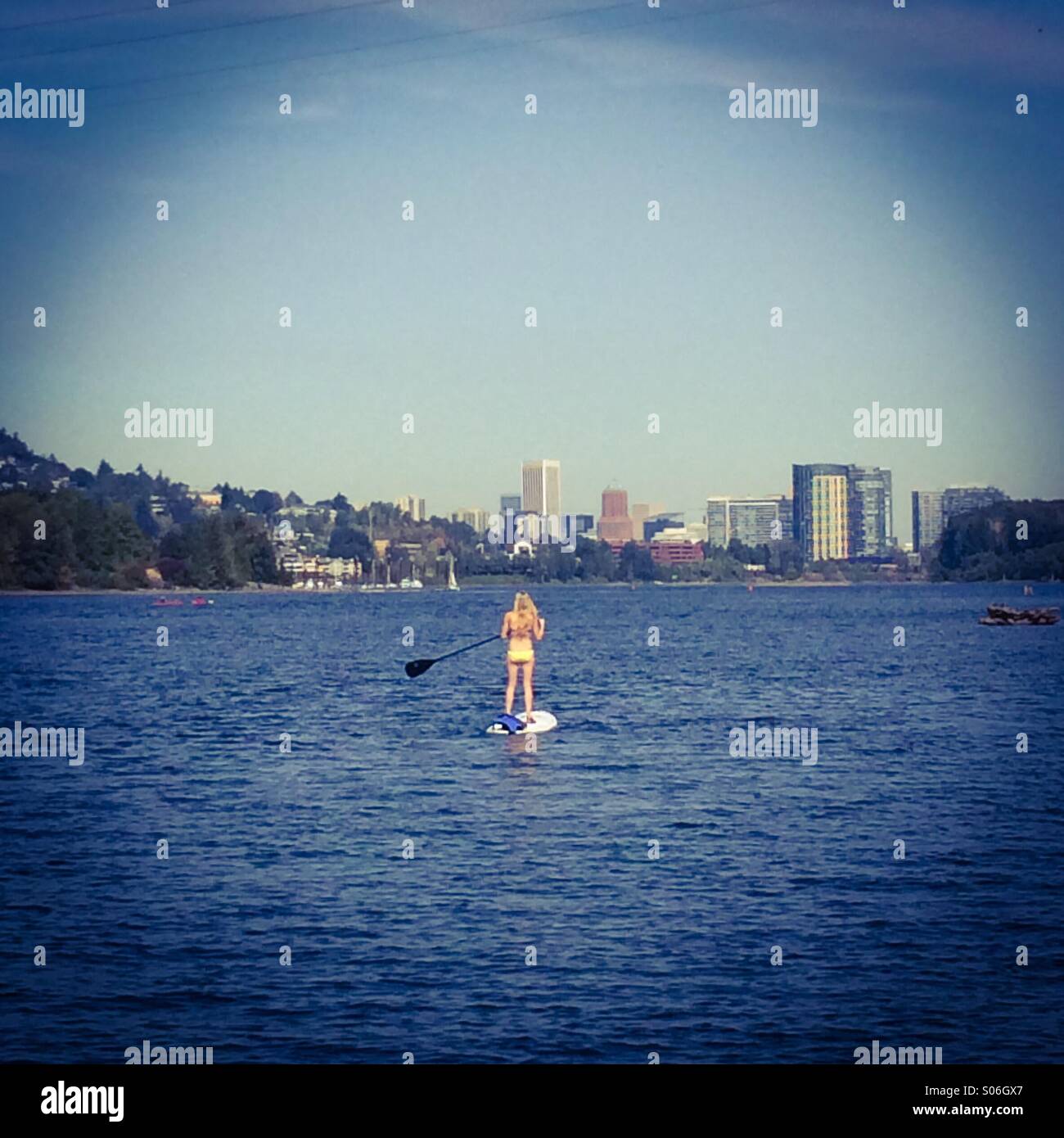 Paddle boarder à Willamette River , Portland (Oregon). - Image de stock capturée avec un smartphone