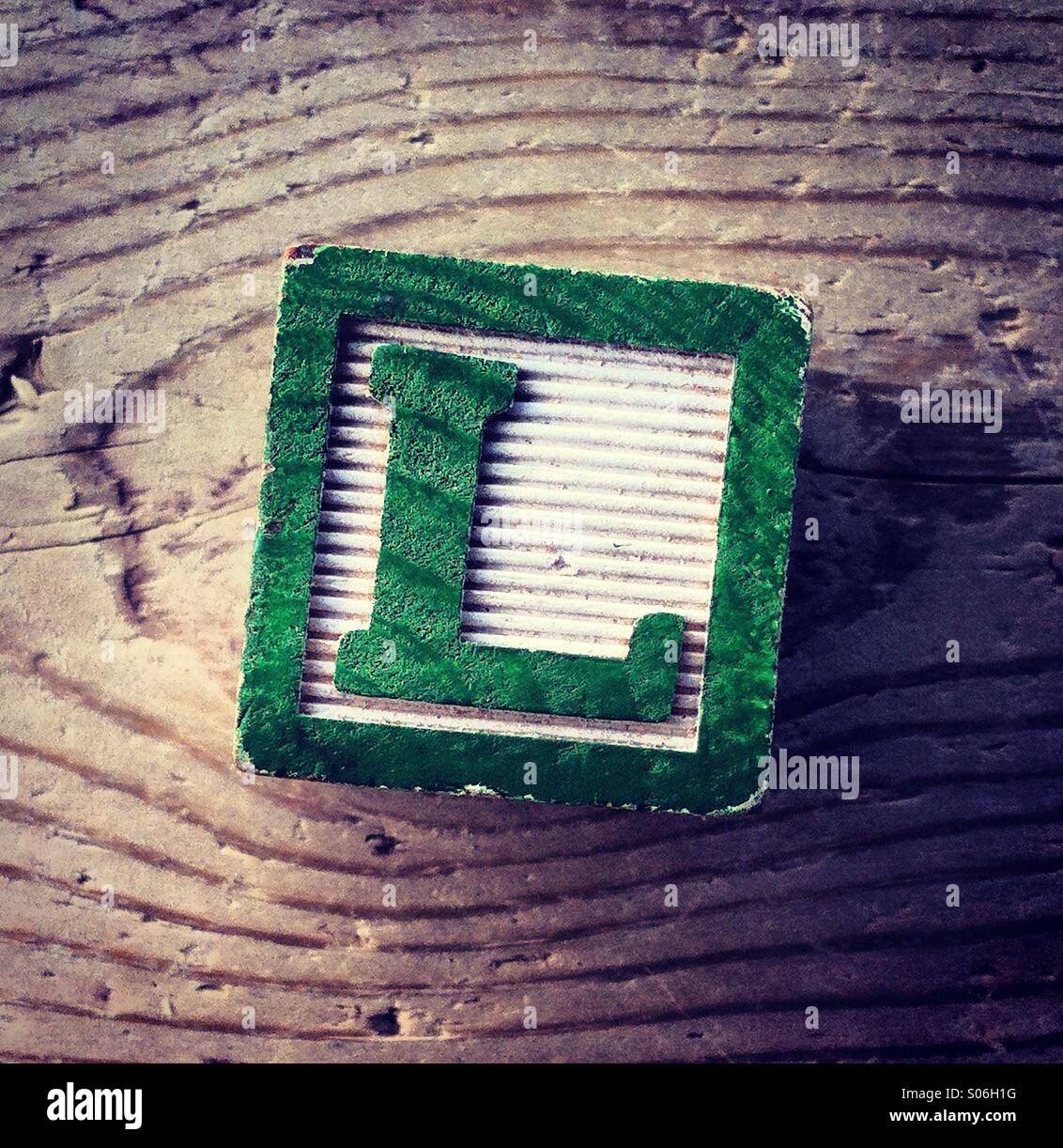 C'est un jouet sur bois avec un alphabet lettre sur elle : L - Image de stock capturée avec un smartphone