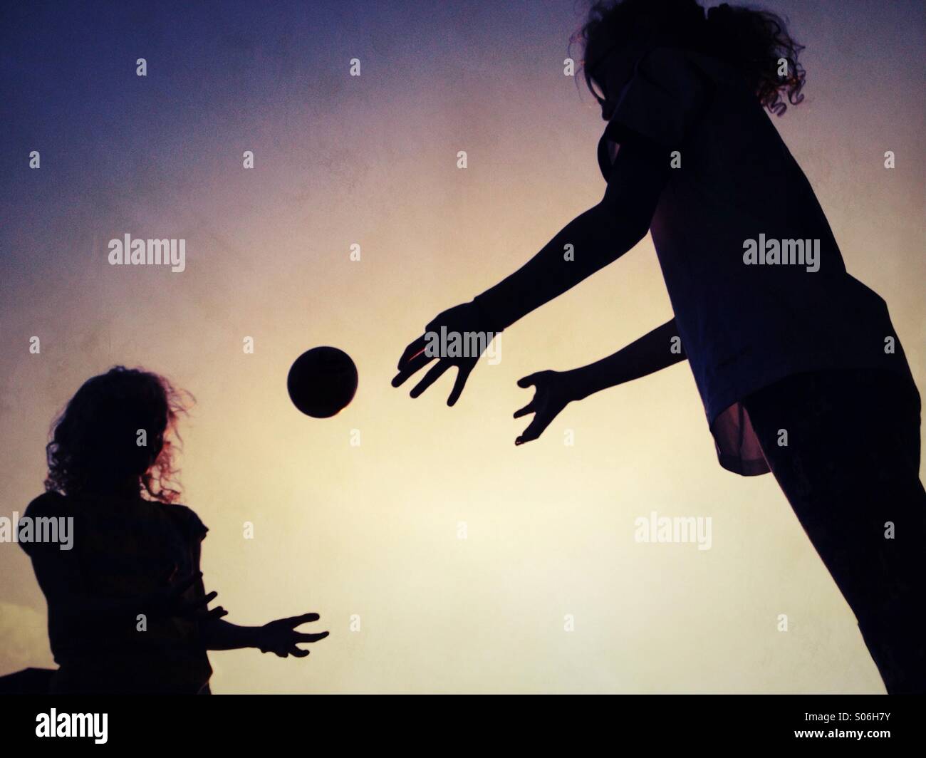 Deux jeunes filles en silhouette throwing ball entre eux - Image de stock capturée avec un smartphone