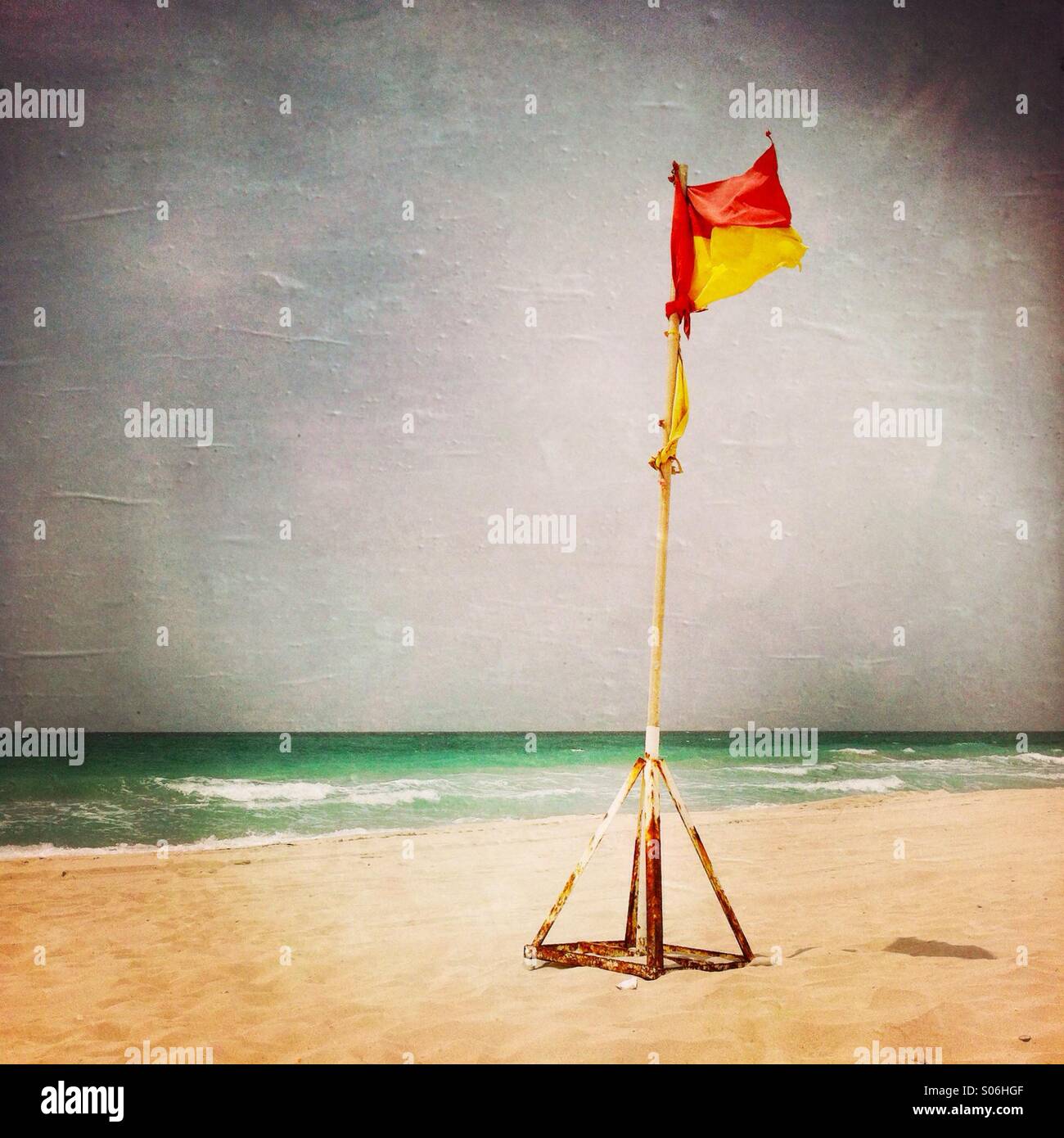 Drapeau de sécurité sur la plage. Abu Dhabi, UAE - Image de stock capturée avec un smartphone