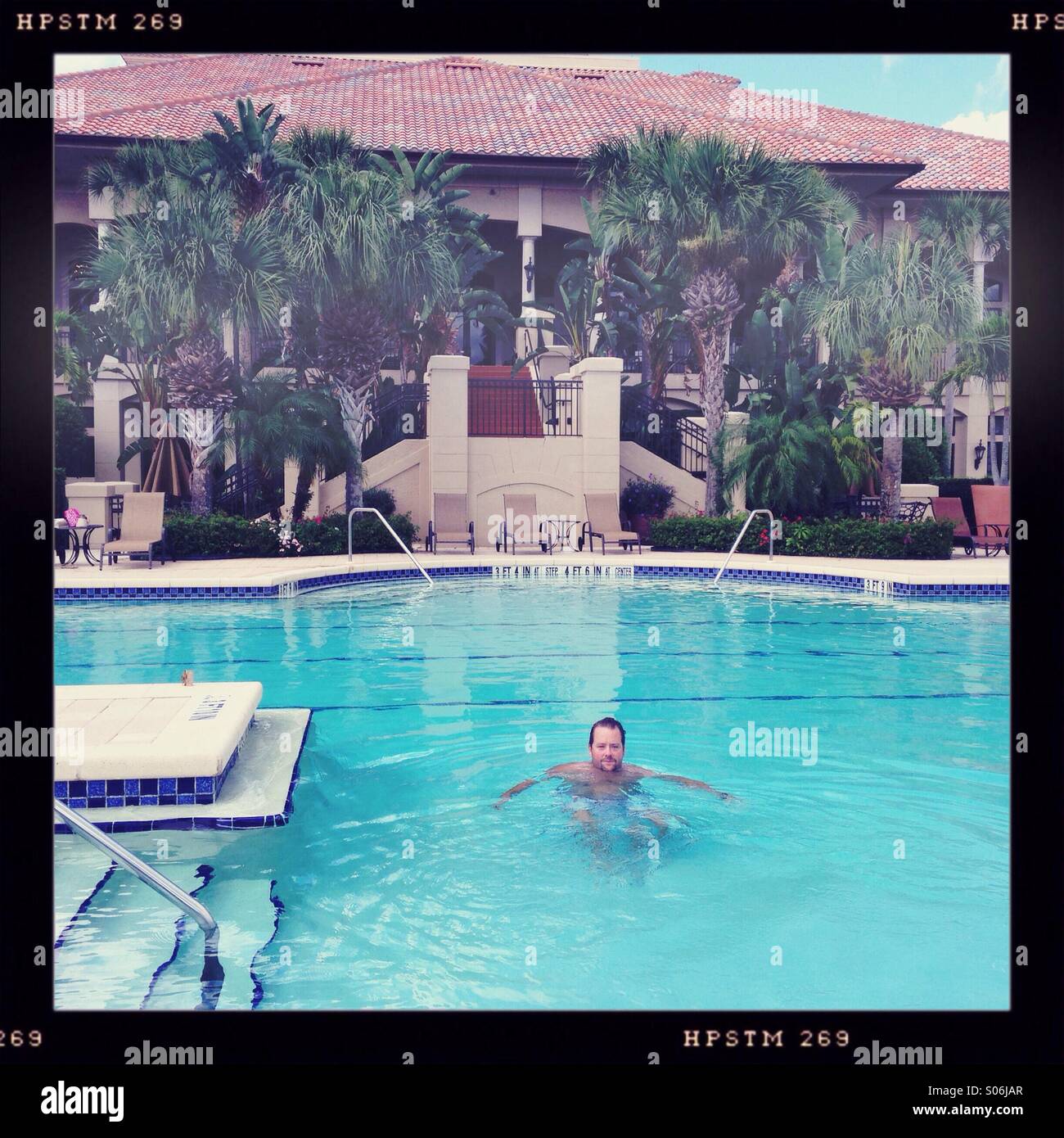 Un homme dans une piscine. Naples Floride Banque D'Images