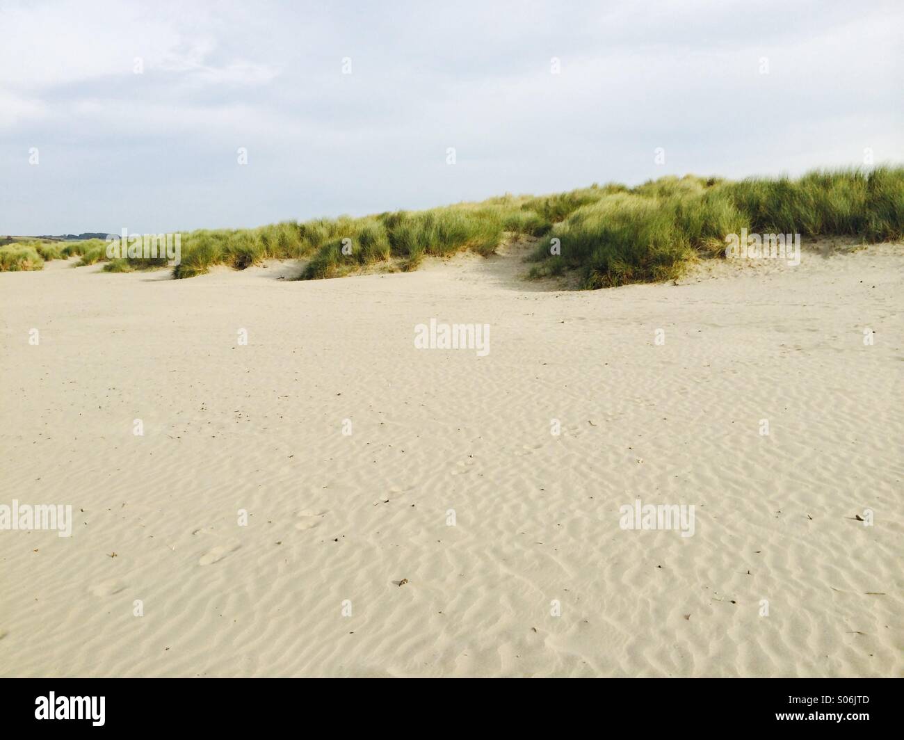 Une plage vide Poppit Sands au Pays de Galles, Royaume-Uni, Banque D'Images