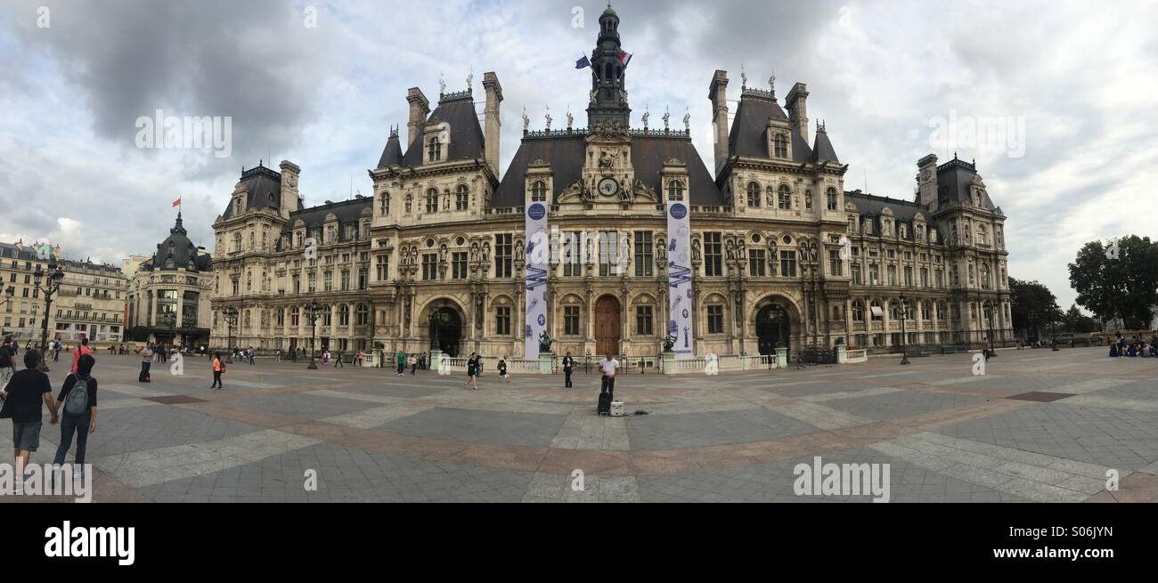 Vue panoramique de l'esplanade de la libération de Paris. Le bâtiment est aujourd'hui fréquemment visité par des touristes du monde entier - Image de stock capturée avec un smartphone