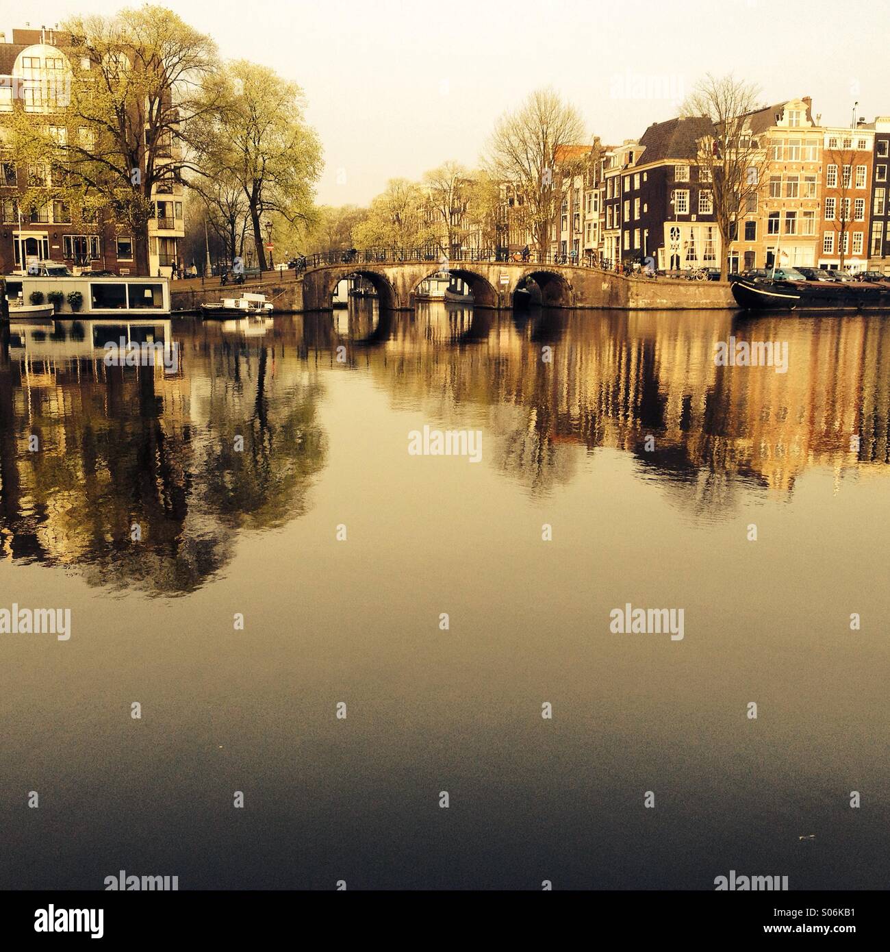 Scène d'un canal à Amsterdam, Pays-Bas - Image de stock capturée avec un smartphone