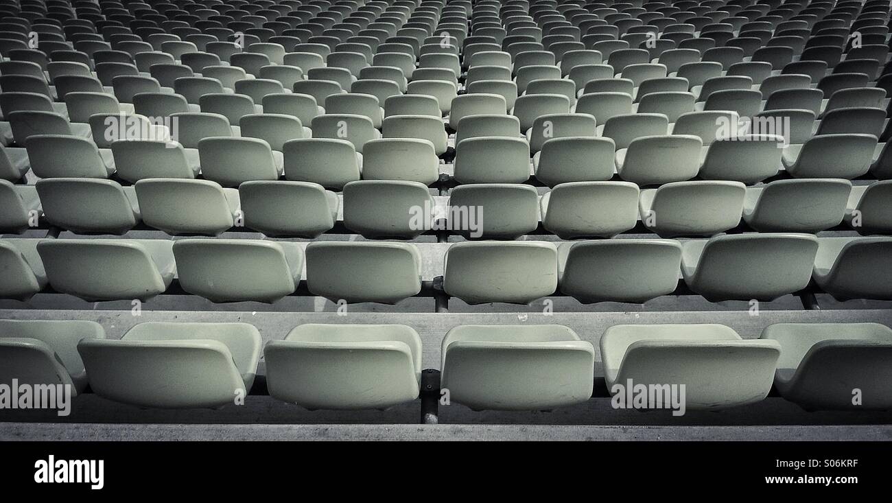 Sièges vides à stade avant un match - Image de stock capturée avec un smartphone